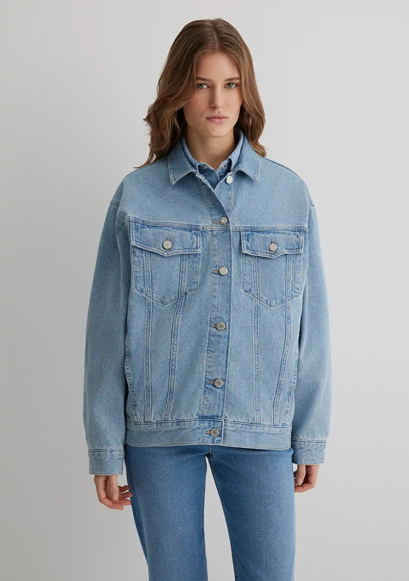 Mavi Ceket: Moda Dünyasında Zamansız ve Çok Yönlü Bir Parça