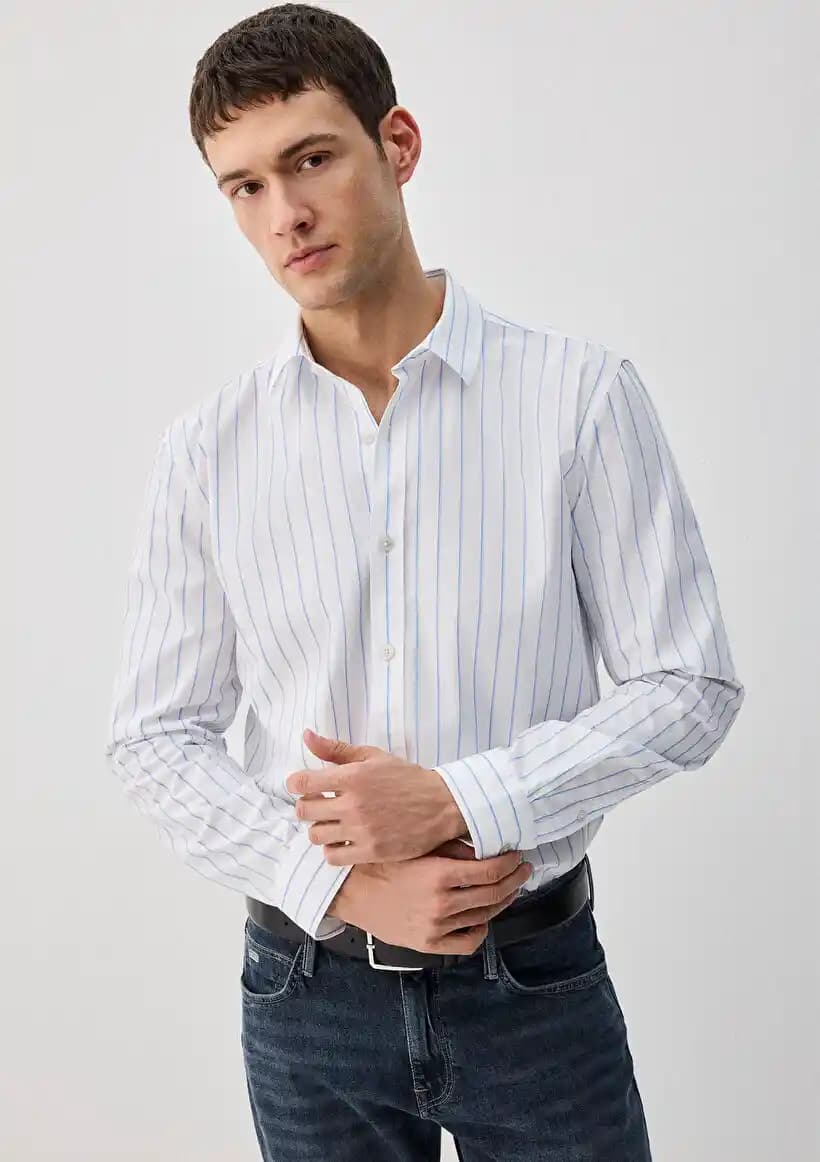 Mavi Çizgili Beyaz Gömlek: Zamansız Şıklık ve Moda Trendleri Analizi