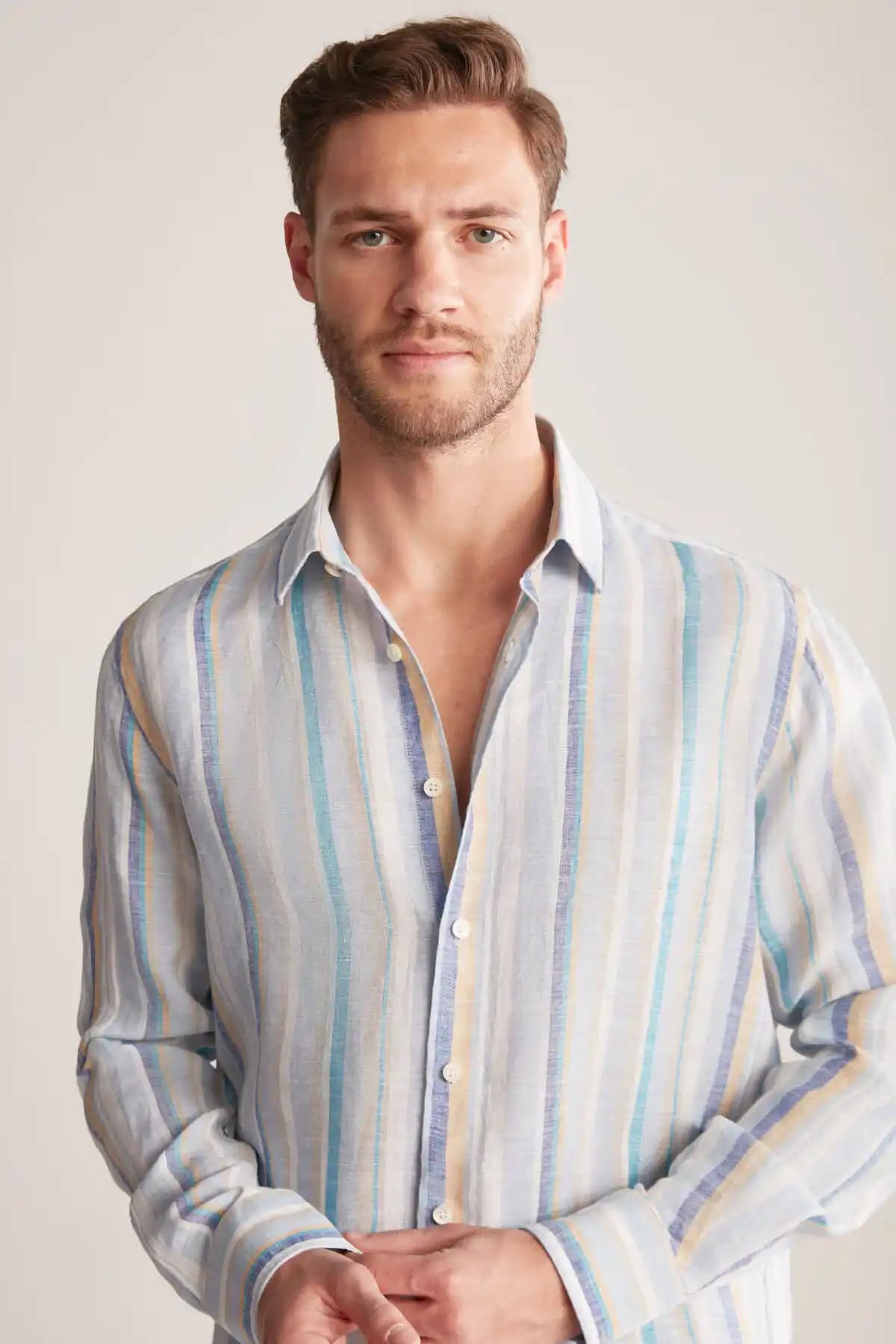 Mavi Çizgili Keten Gömlek: Yaz ve Kış Şıklığını Yansıtan Zamansız Moda Parçası