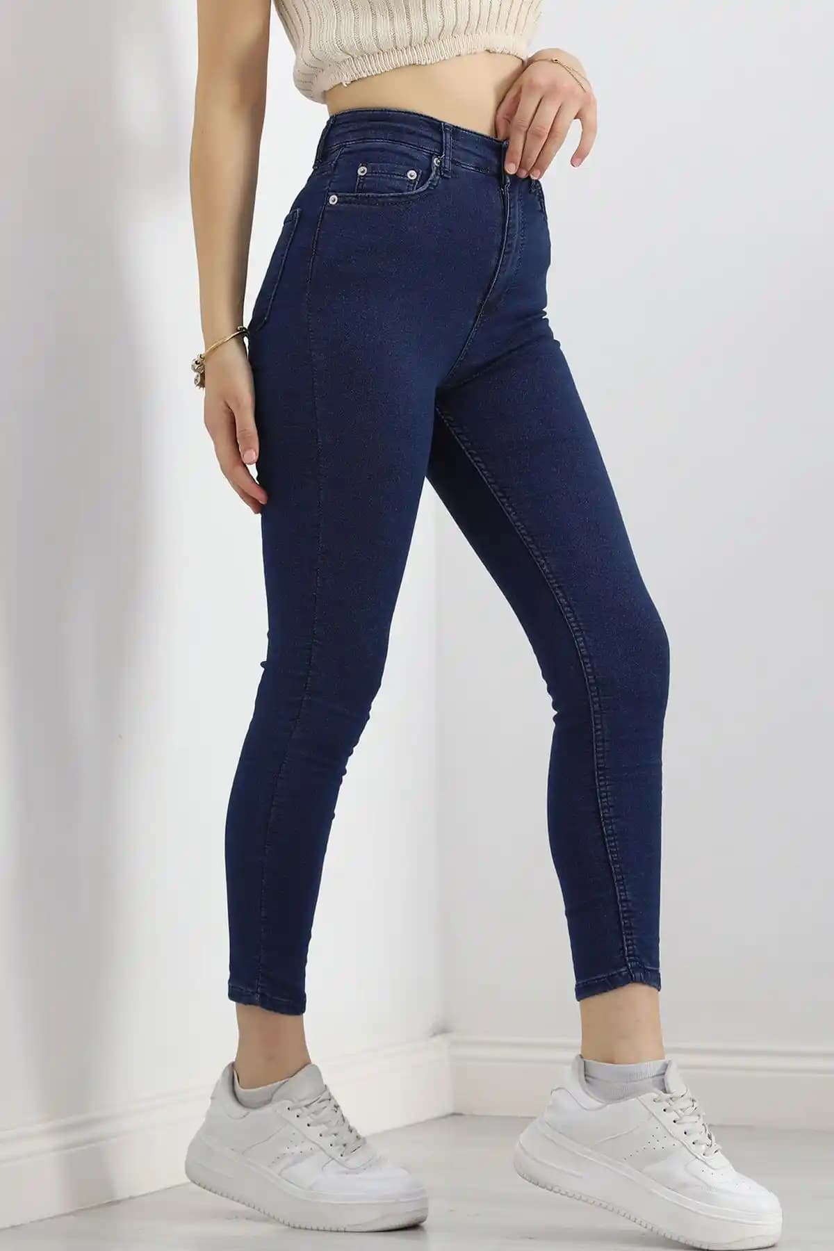 Mavi Dar Paça Pantolonlar: Günlük ve Şık Kombinasyonlar İçin Temel Moda Parçası