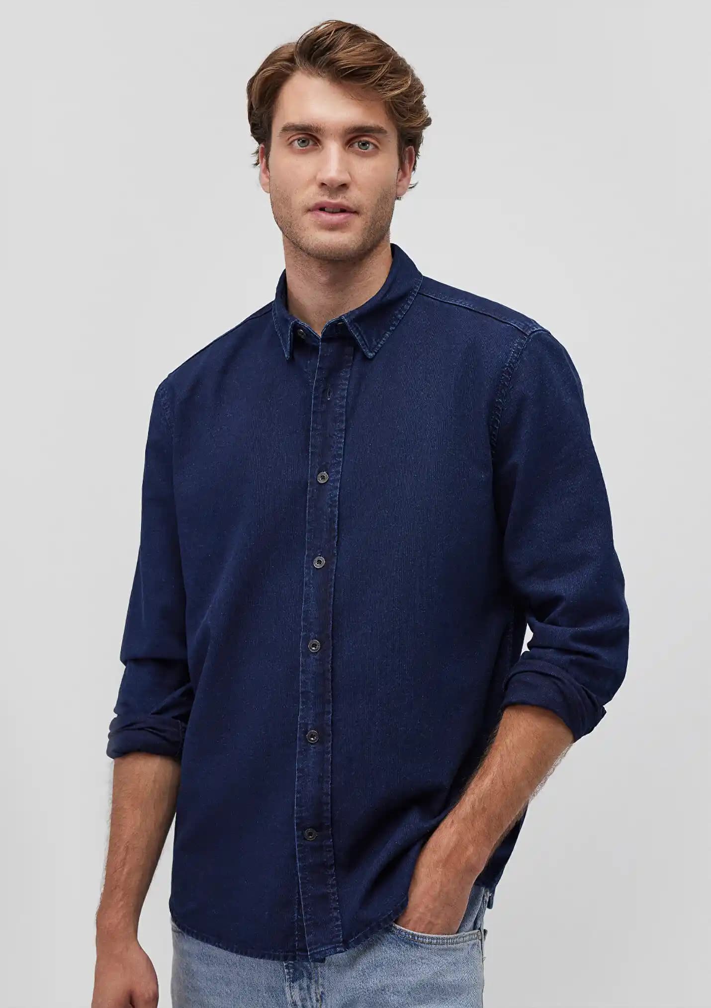 Mavi Denim Gömlekler: Moda Trendleri, Stil Önerileri ve Bakım İpuçları