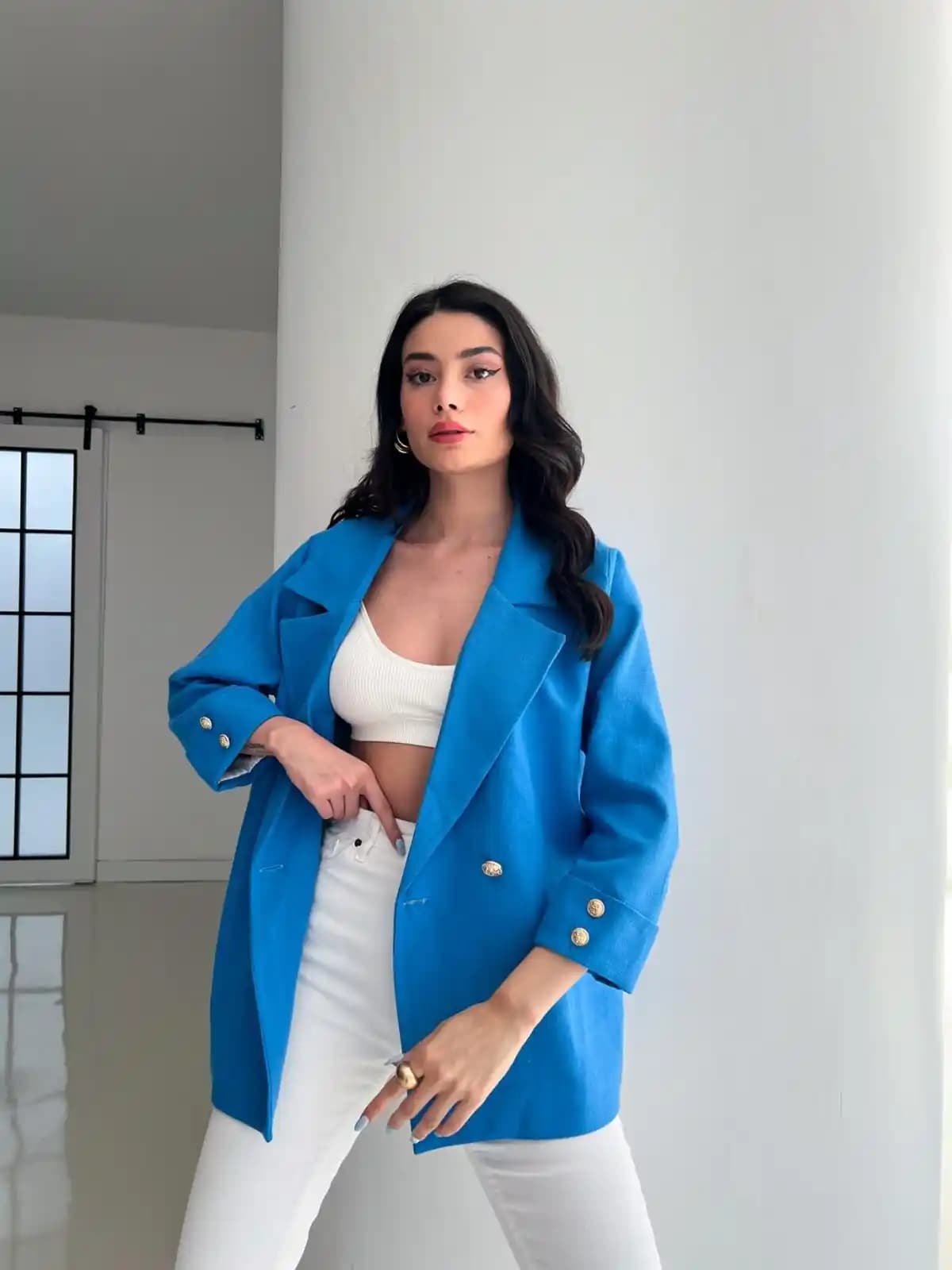 Mavi Dış Giyim Modasında Zamansız ve Şık Parçalar