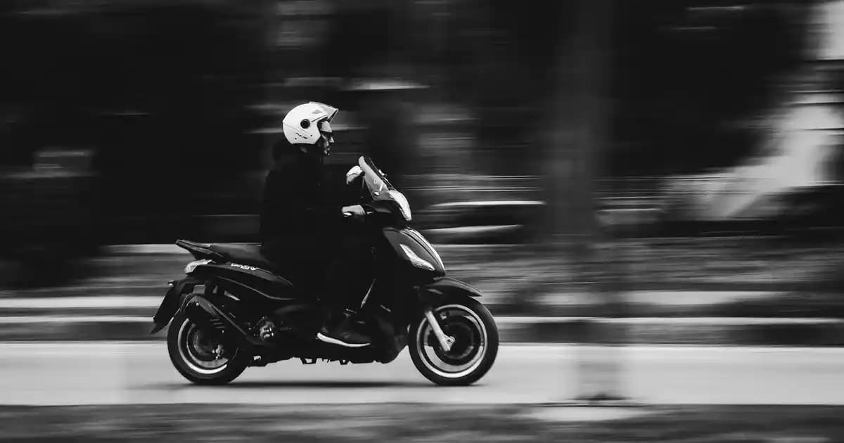 Mavi Düz Tişört: Moda Dünyasında Zamansız ve Çok Yönlü Bir Parça Tanımı