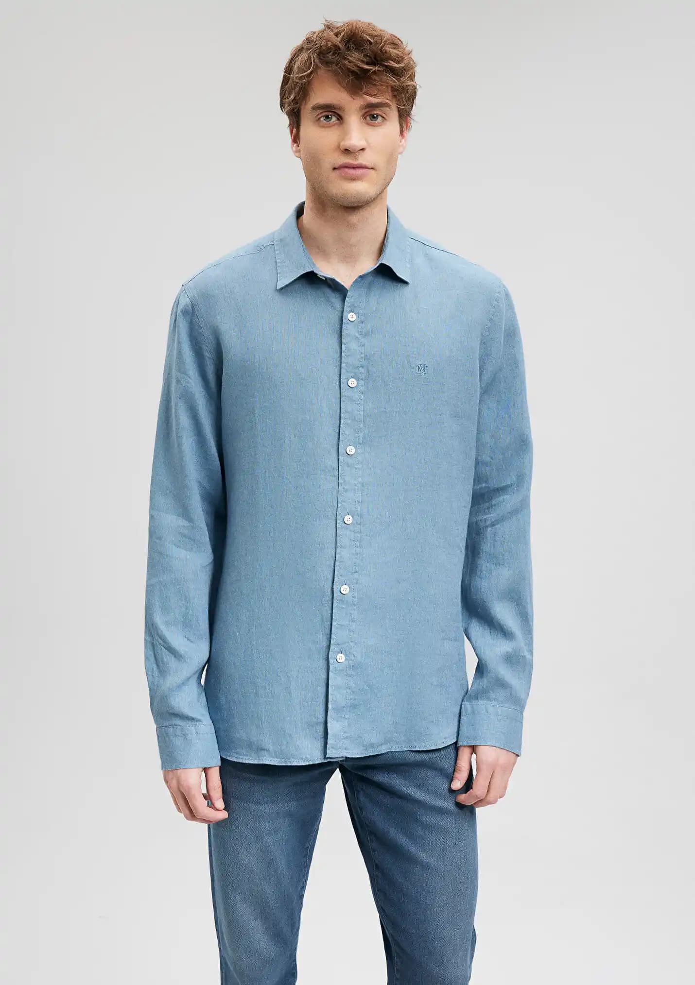 Mavi Gömleklerin Moda Dünyasındaki Yeri ve Stil İpuçları