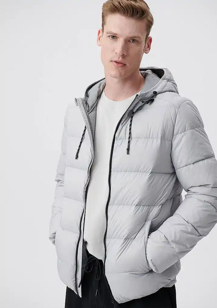 Mavi Gri Mont: Kışın Şıklığını ve Fonksiyonelliği Bir Arada Yansıtan Trend Parça