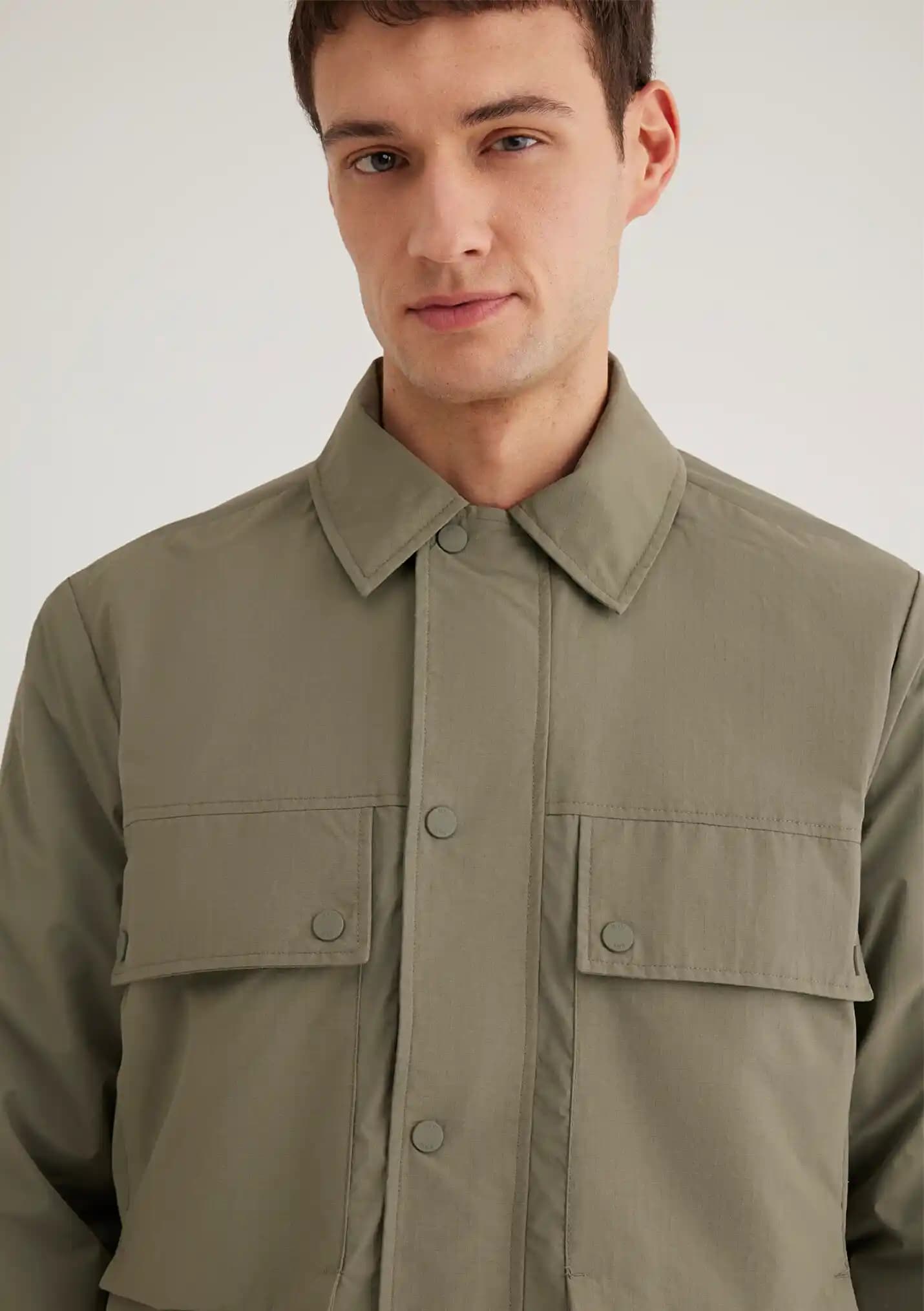 Mavi Haki Ceketlerle Şıklık ve Rahatlığı Bir Arada Yakalayın