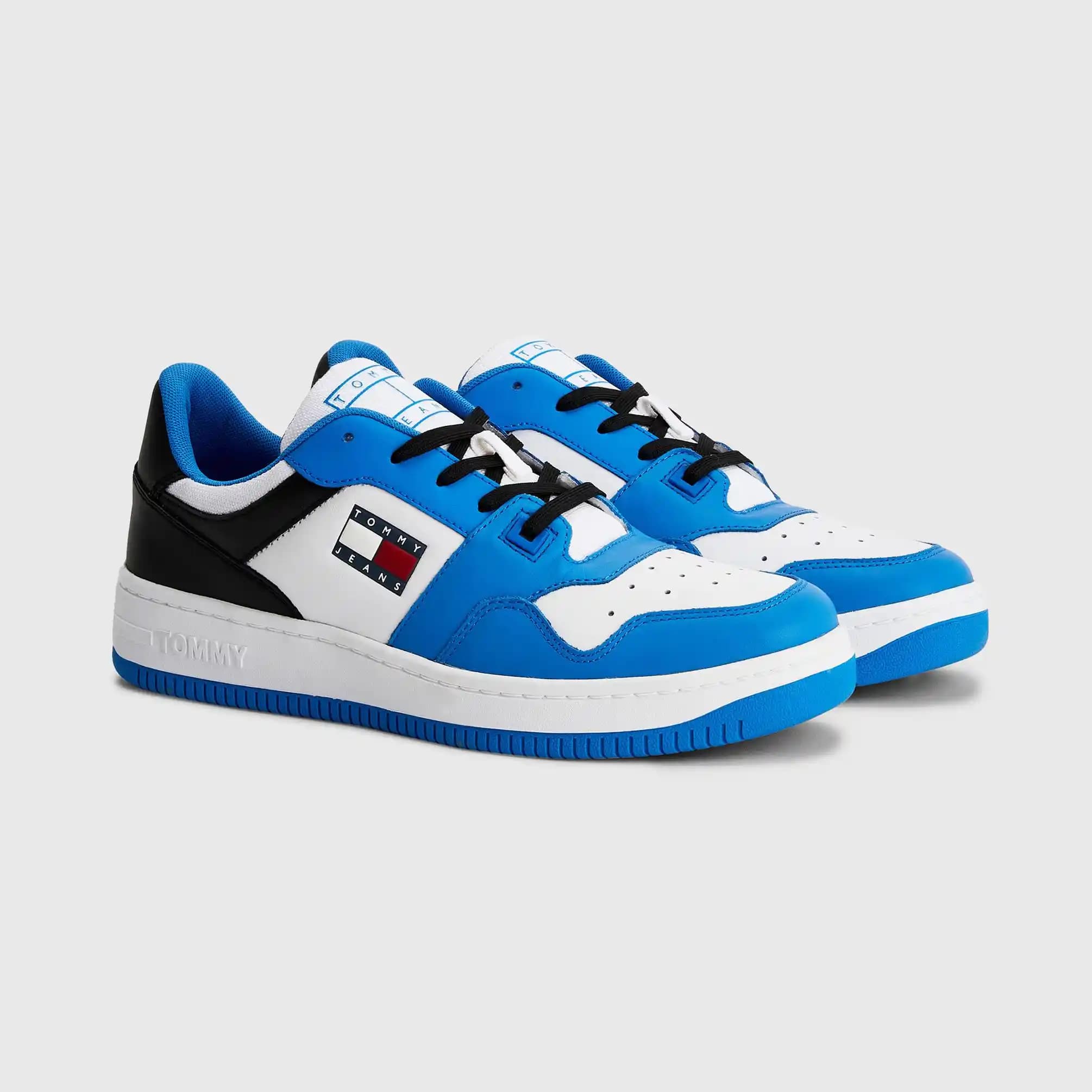 Mavi Jean ve Erkek Ayakkabılarıyla Güncel Moda Trendleri ve Kombinasyon İpuçları