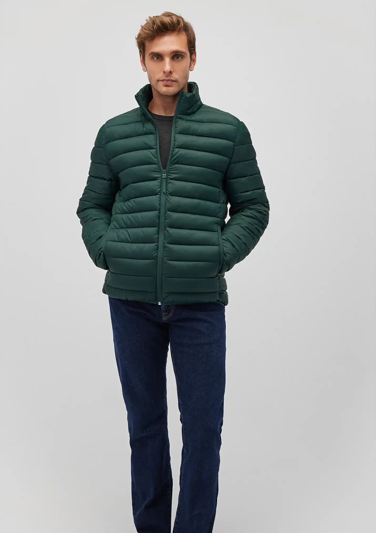 Mavi Jeans ve Yeşil Mont Kombinasyonlarıyla Modern ve Şık Moda Trendleri