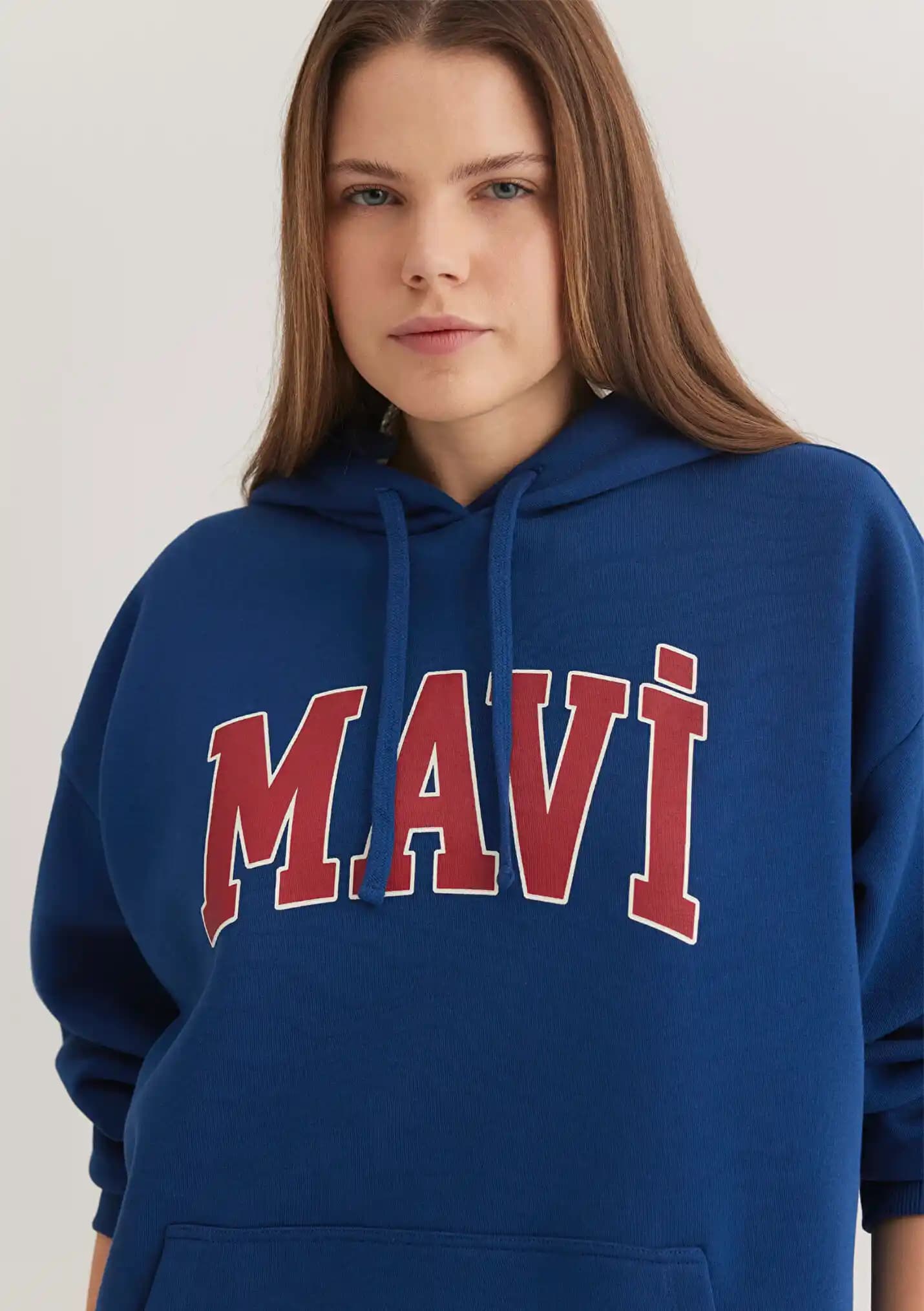 Mavi Kadın Sweatshirt Koleksiyonu: Rahatlık ve Şıklığın Modern Buluşması