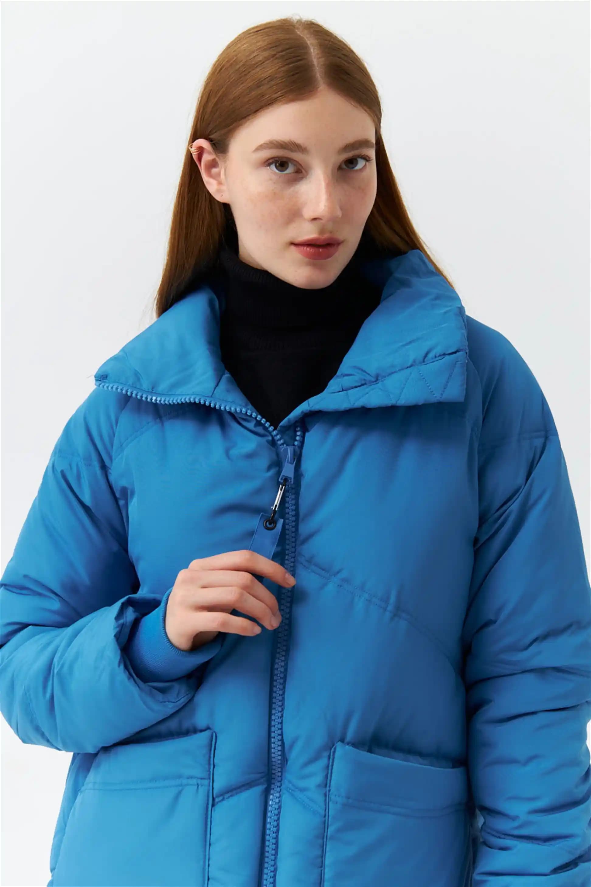 Mavi Kadın Uzun Mont Koleksiyonu: Şıklık ve Fonksiyonelliği Bir Arada Sunar