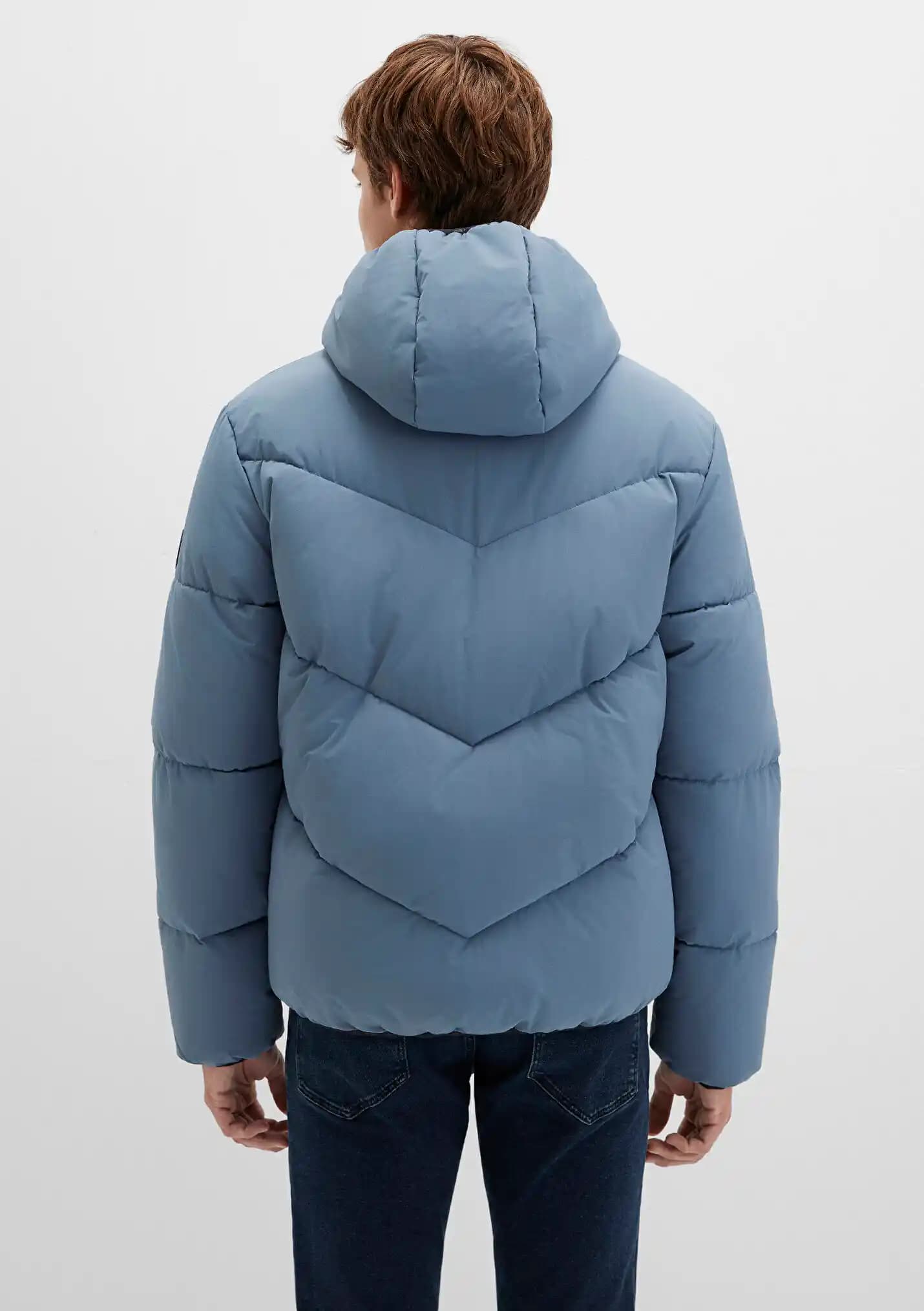 Mavi Kapüşonlu Şişme Montlar: Moda ve Fonksiyonelliğin Bir Arada Olduğu Kış Giyim Parçası