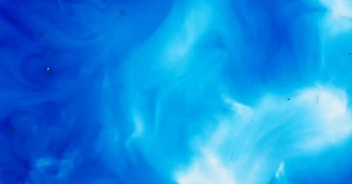 Mavi Kapüşonlular: Günlük ve Şık Tarzlar İçin Modern Moda Seçenekleri