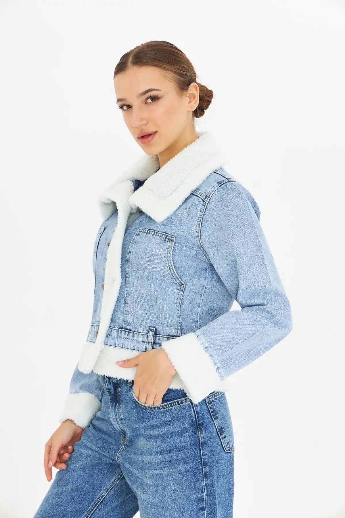 Mavi Kot Mont Koleksiyonu: Moda ve Fonksiyonelliği Bir Arada Sunan Güncel Seçenekler