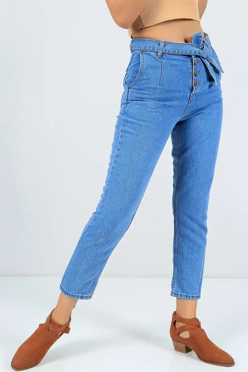 Mavi Kot Pantolonlar: Moda Trendleri ve Vücut Tipine Uygun Seçenekler