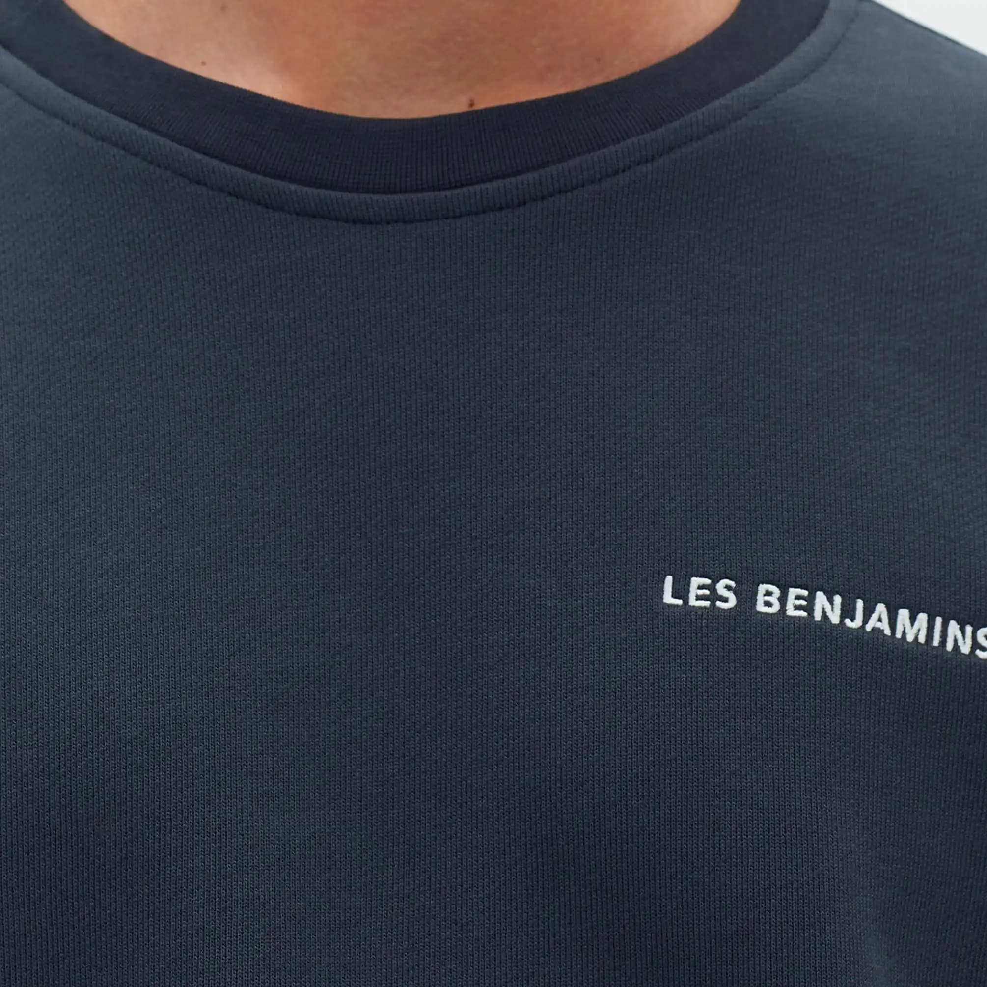Mavi Les Benjamins: Modern ve Yenilikçi Tasarımlarla Genç Moda Dünyasında Öne Çıkıyor