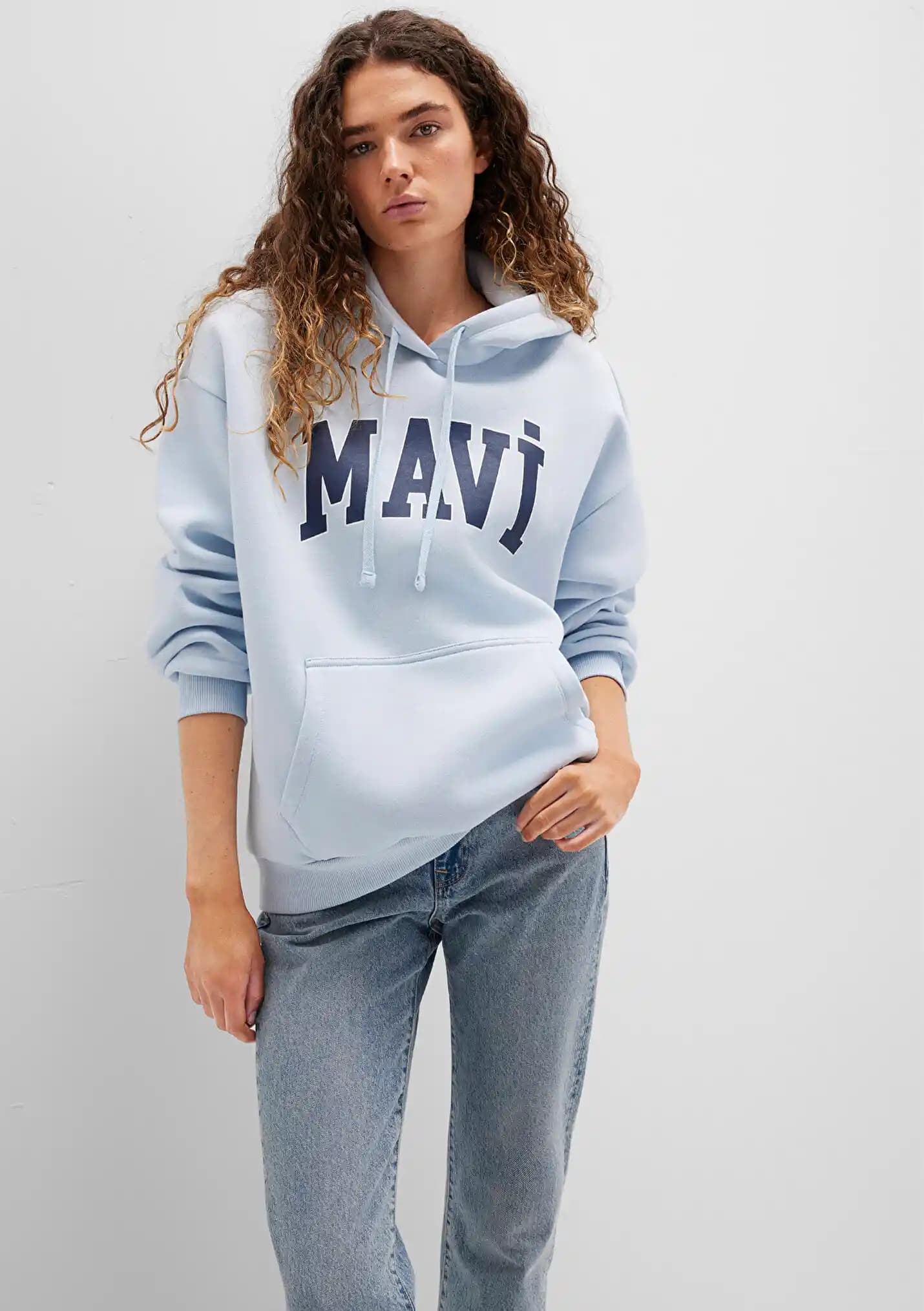Mavi Logo Baskılı Sweatshirtler: Moda ve Şıklığın Modern Yansıması