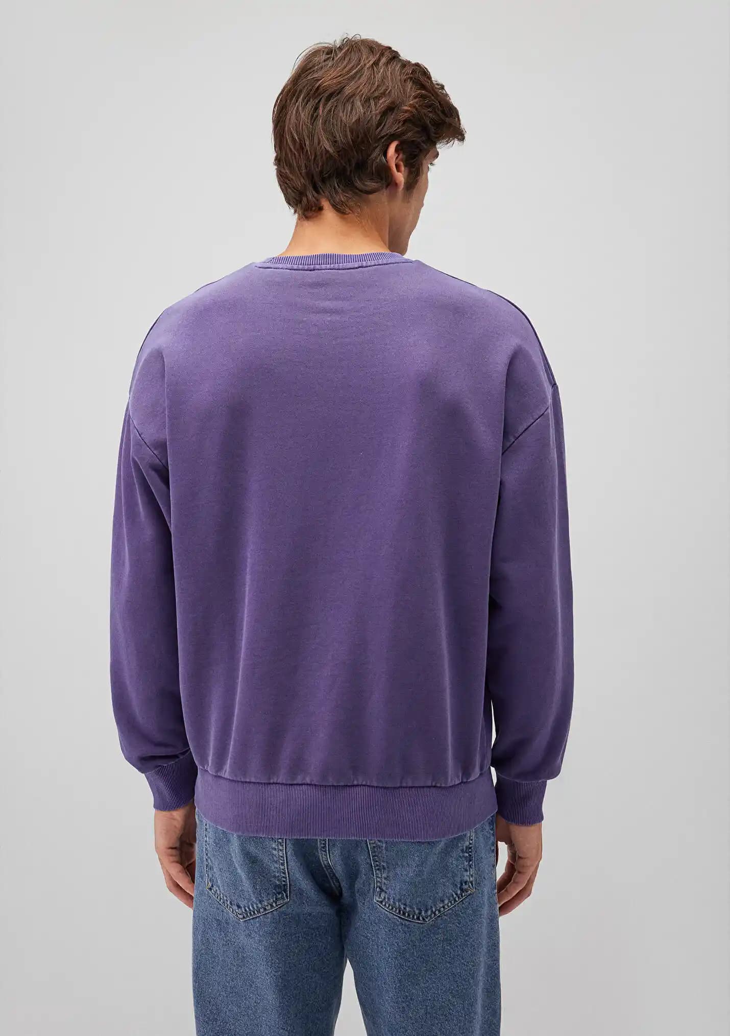 Mavi Mor Sweatshirt Modası: Renklerin ve Tarzların Uyumlu Birleşimi