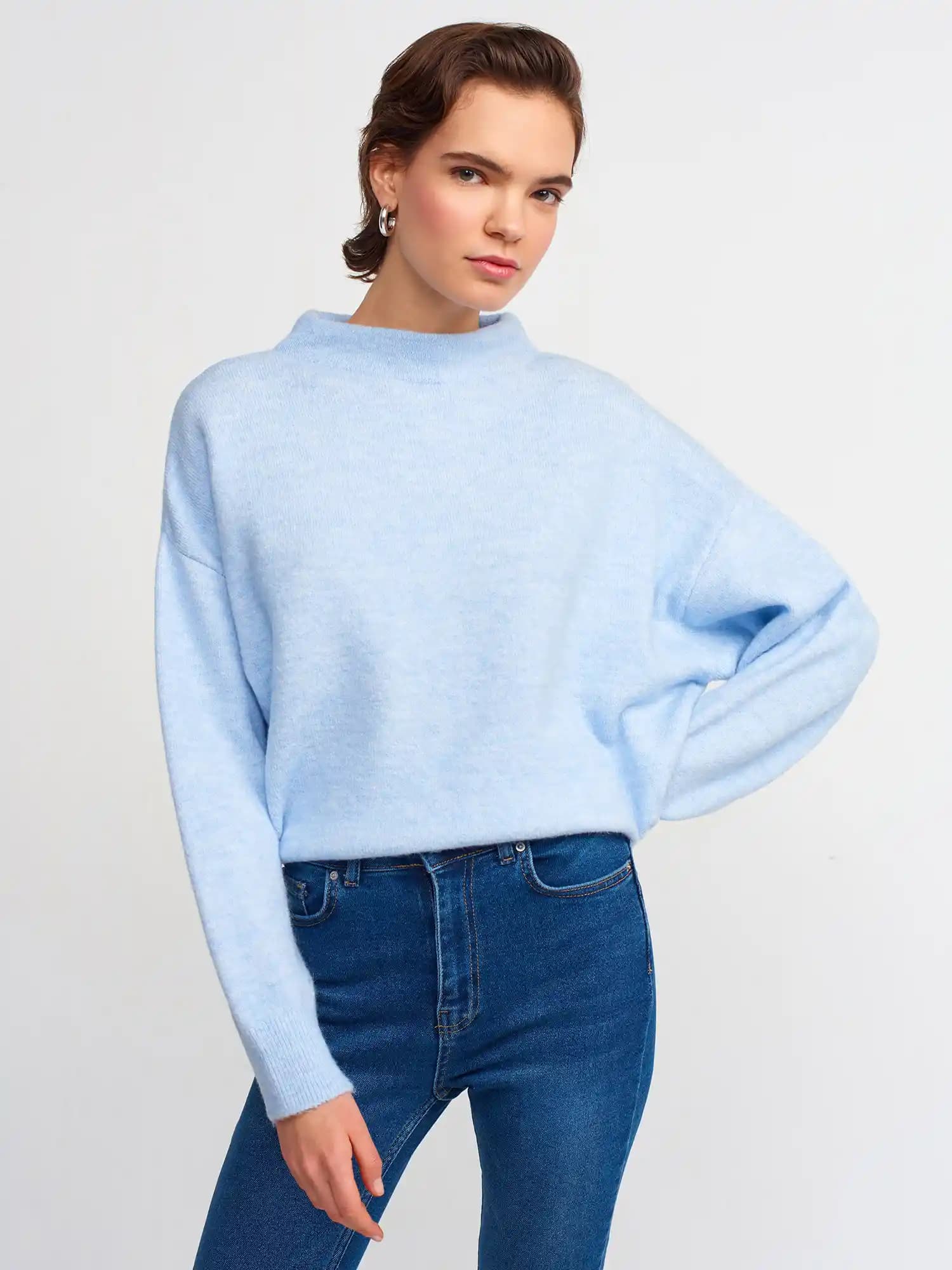 Mavi Renk Seçenekleri ve Trendler ile Kazak Modasında Güncel Yaklaşımlar