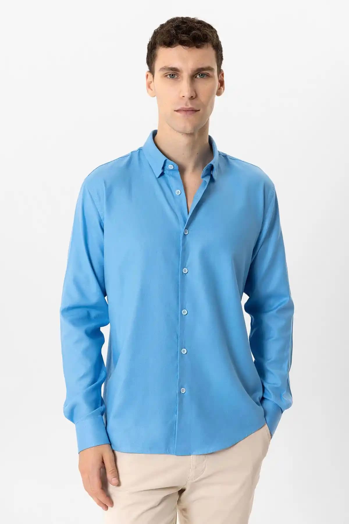 Mavi Slim Fit Gömlekler: Modern Şıklık ve Konforun En İyi Seçenekleri