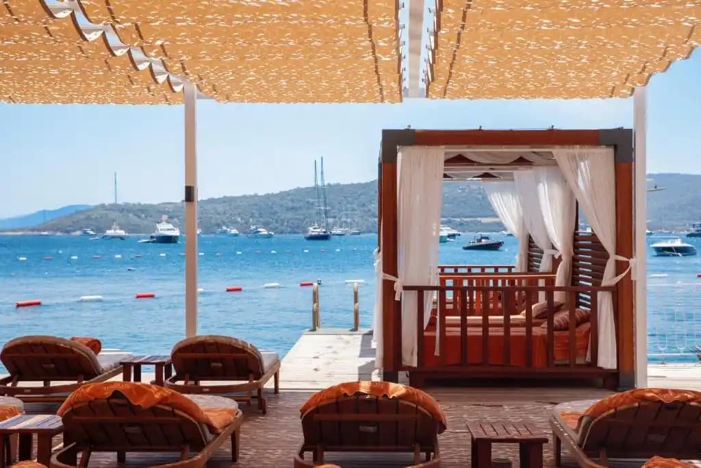 Mavi Takım Modada Zamansız ve Çok Yönlü Bir Seçenek Olmanın Sırları