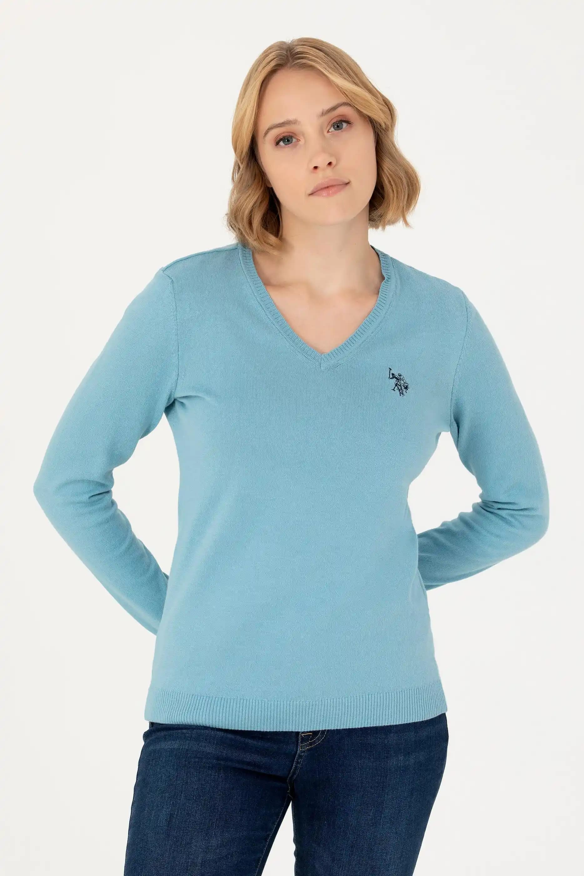 Mavi V Yaka Kazaklar: Şıklık ve Rahatlığı Bir Arada Sunan Moda Parçası