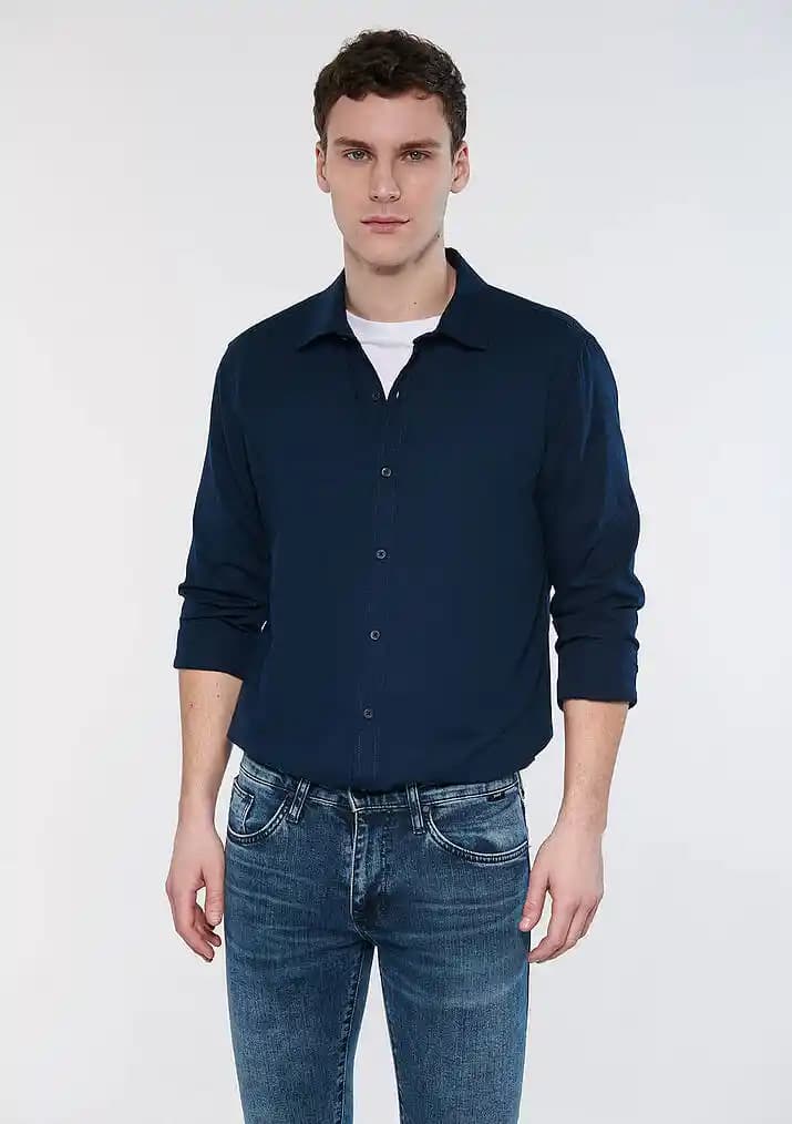 Mavi ve Lacivert Gömlekler: Moda ve Şıklığın Temel Parçaları Hakkında Kapsamlı Rehber