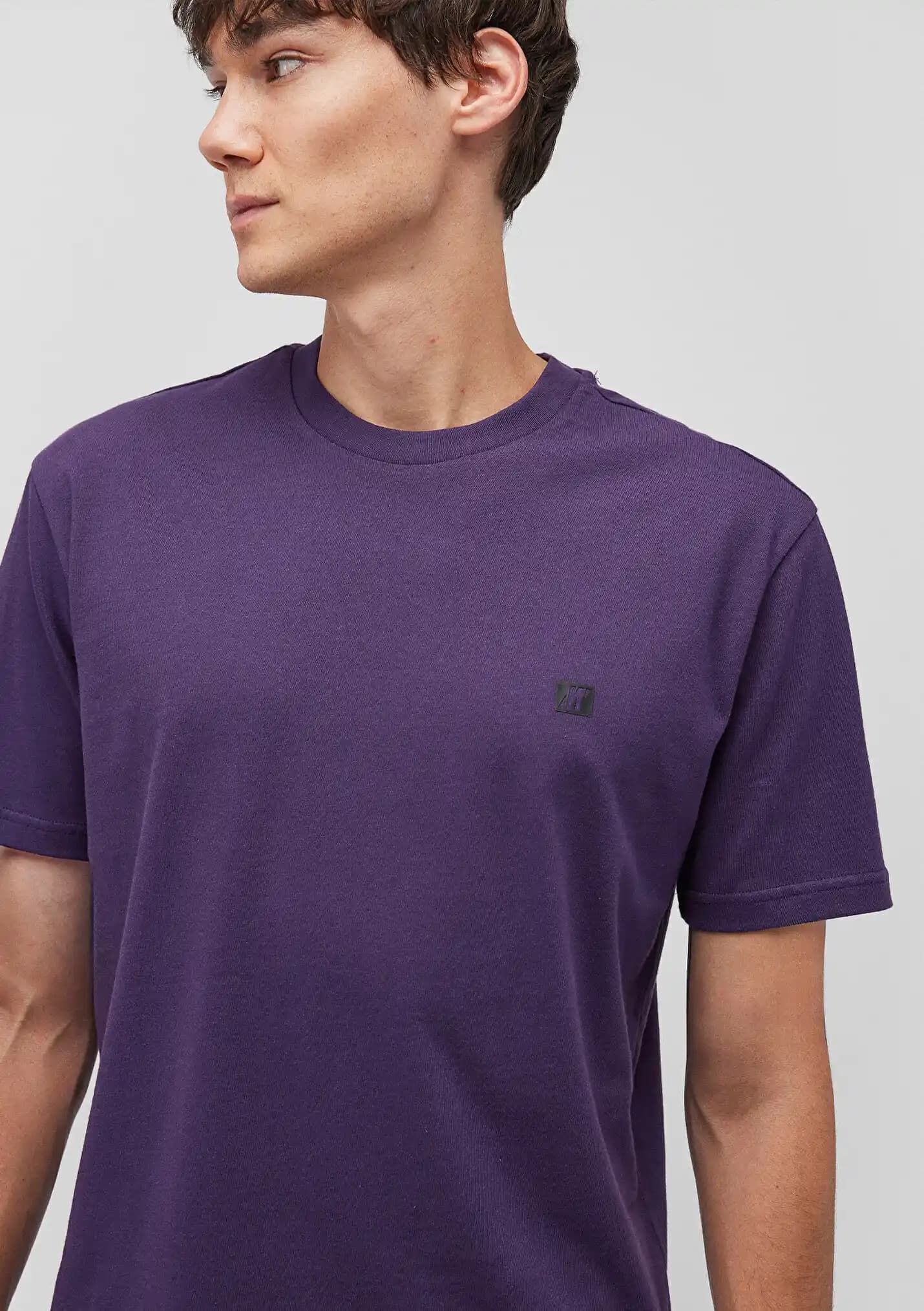 Mavi ve Mor Tişörtlerle Moda Dünyasında Kendini İfade Etmenin Yolları