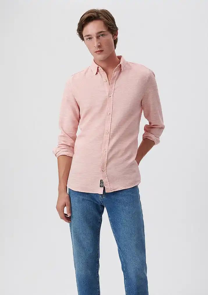 Mavi ve Pembe Gömleklerle Modern Tarzlar ve Moda Trendleri Analizi