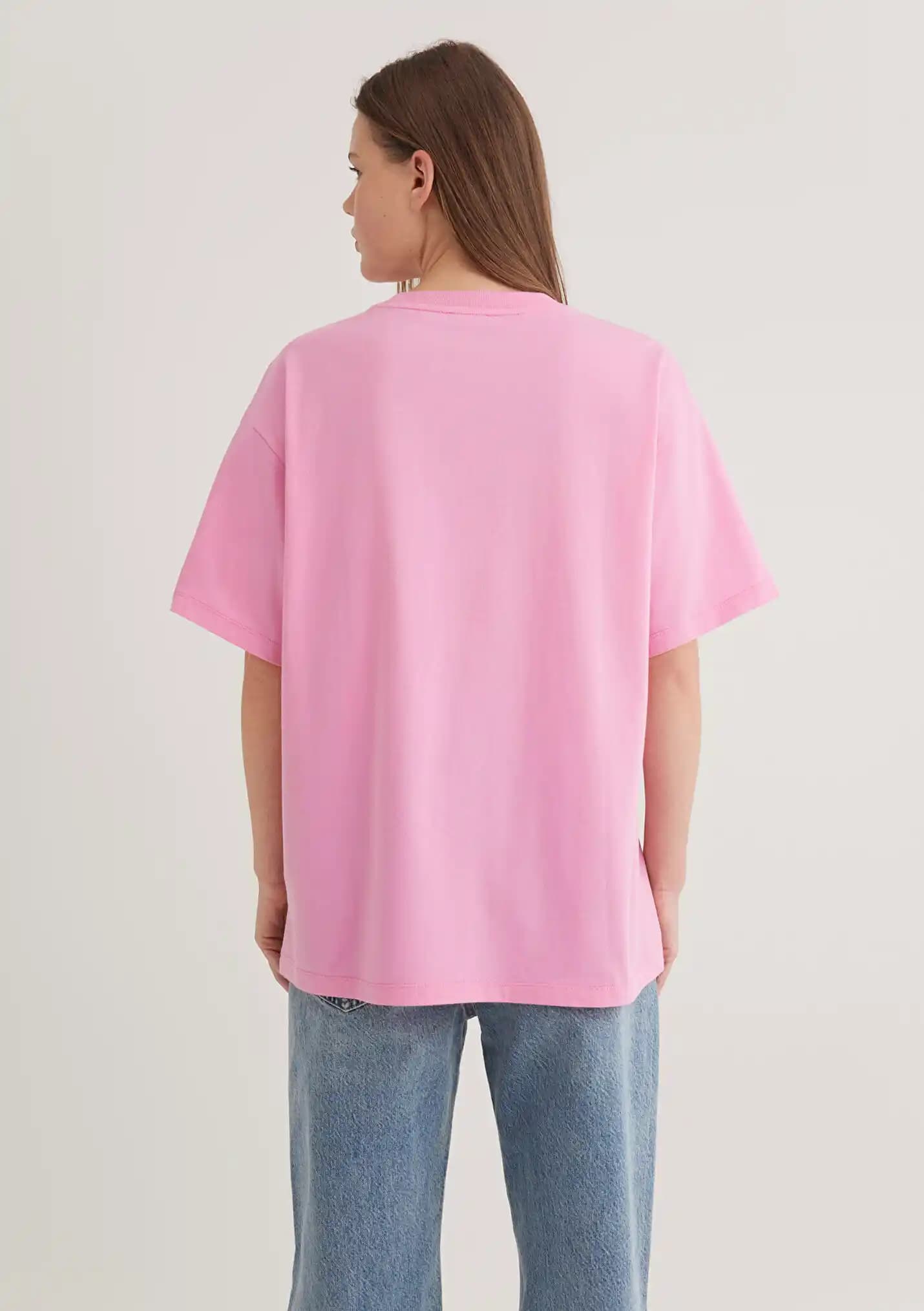 Mavi ve Pembe Tişörtler: Moda Trendleri ve Renklerin Psikolojisi Üzerine Güncel Analiz