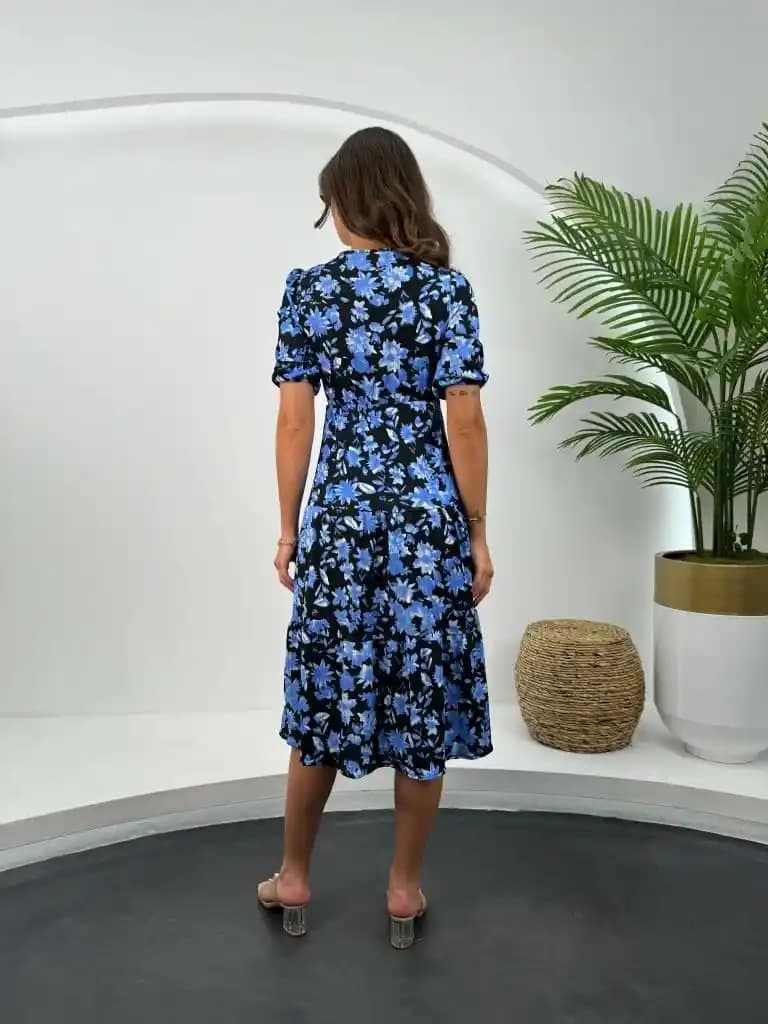 Mavi ve Siyah Elbiselerin Moda Dünyasındaki Yeri ve Stil İpuçları