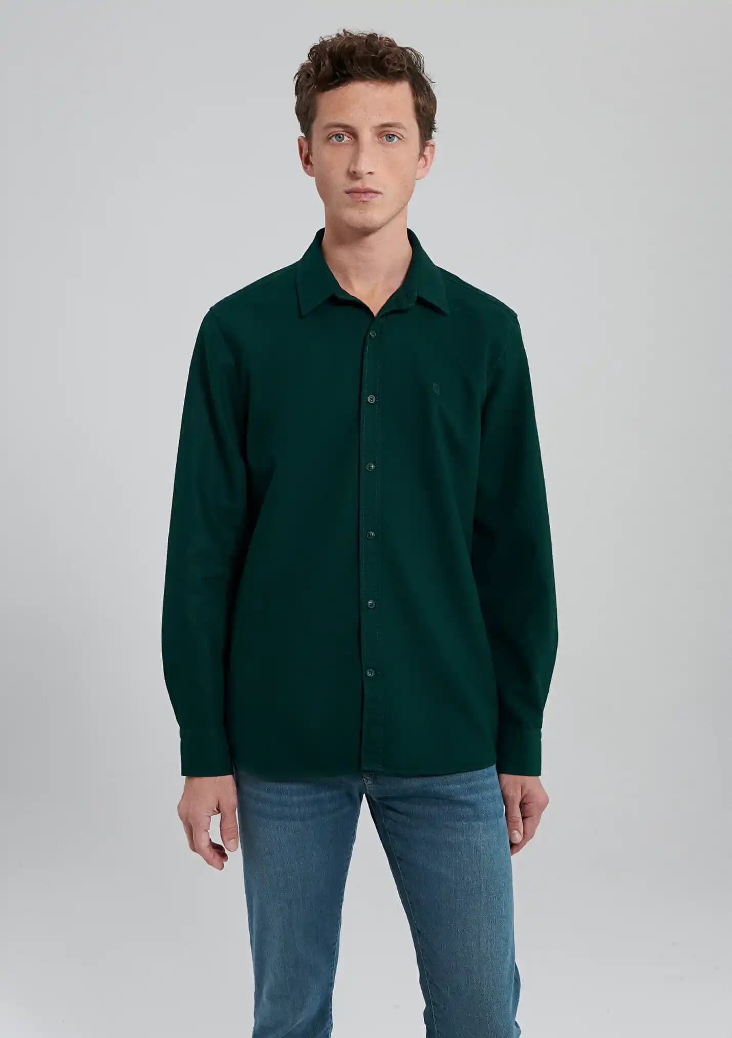 Mavi ve Yeşil Gömleklerle Moda Dünyasında Şıklık ve Tarzın Yansıması