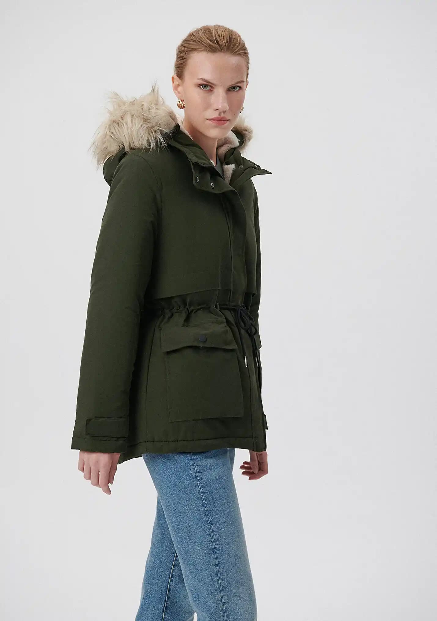 Mavi ve Yeşil Renklerle Güncel Moda Trendleri ve Kombinasyon Önerileri