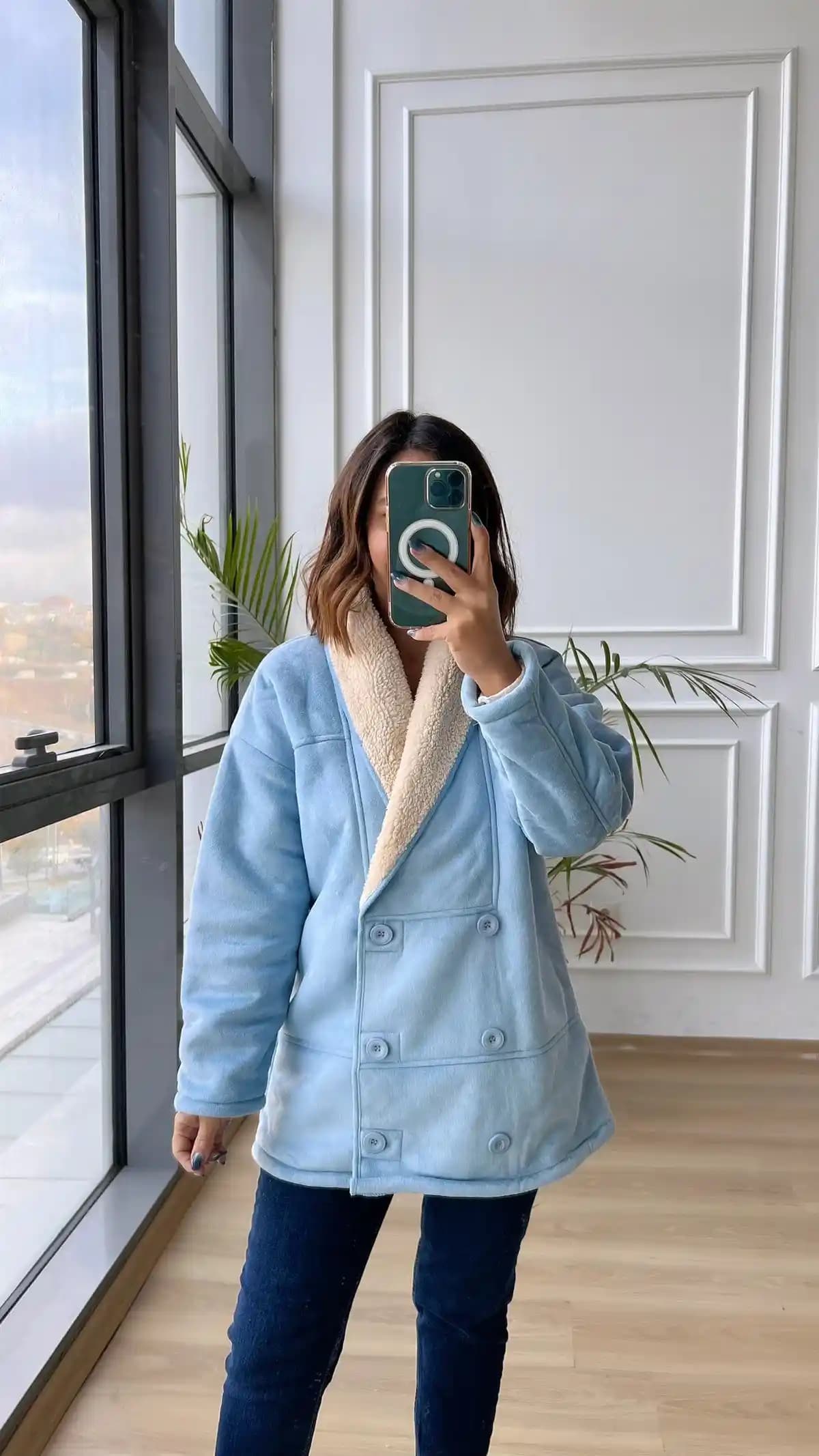 Mavi Yünlü Ceketler: Şıklık ve Konforu Bir Arada Sunan Moda Parçası