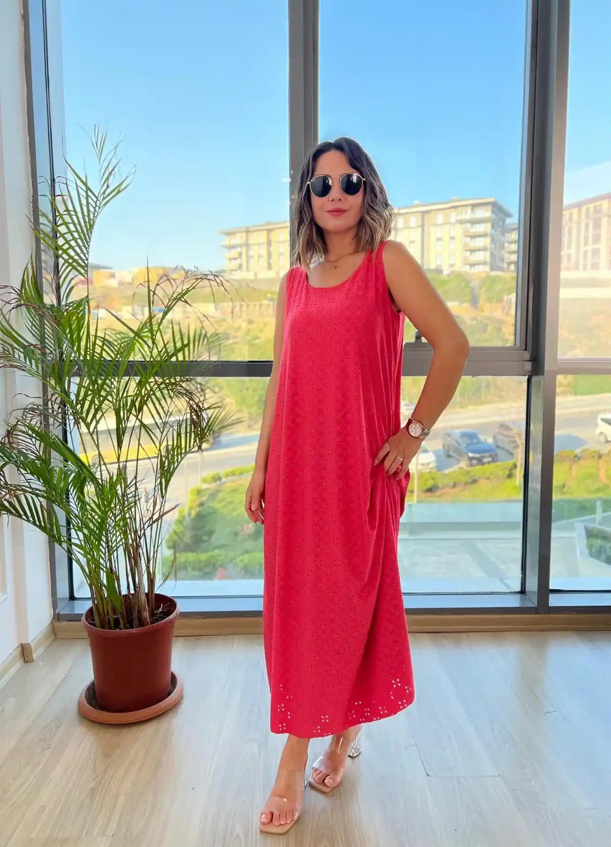Mercan Rengi Elbise Modada Enerjik ve Şık Bir Seçenek Olmaya Devam Ediyor