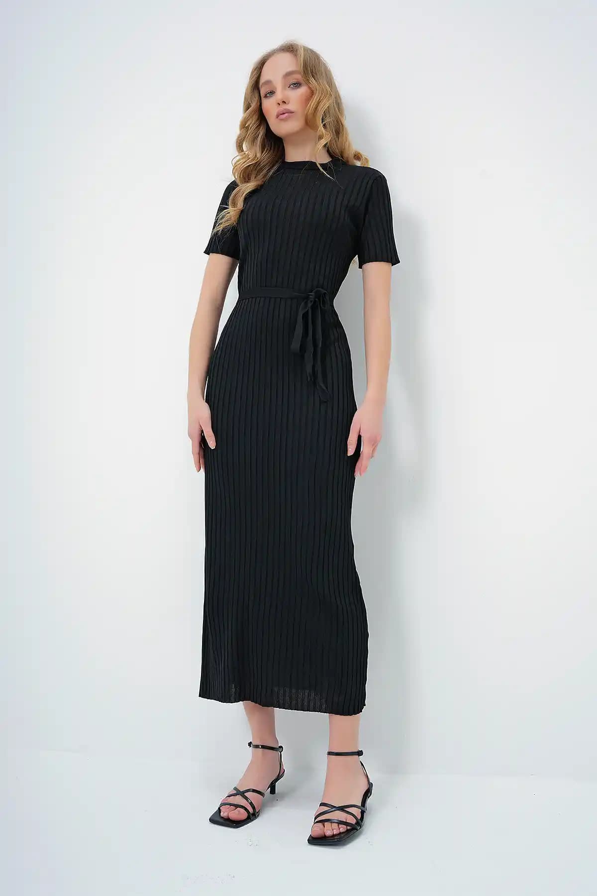 Mevsimlik Elbise Modelleri ve Trendleri: Her Mevsime Uygun Şıklık ve Konfor Rehberi