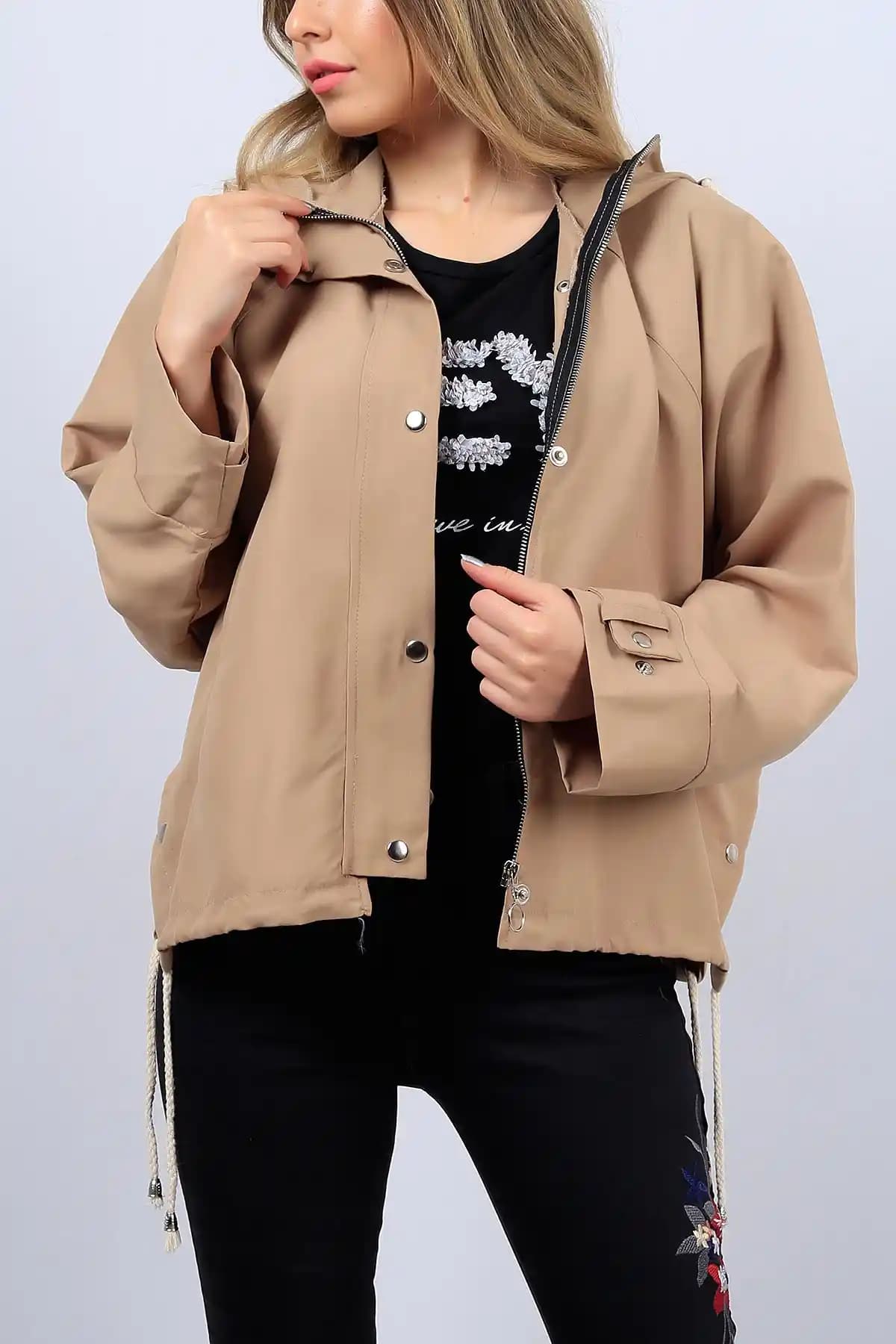 Mevsimlik Mont Bayan Tesettür: Şık ve Fonksiyonel Giyim Seçenekleri