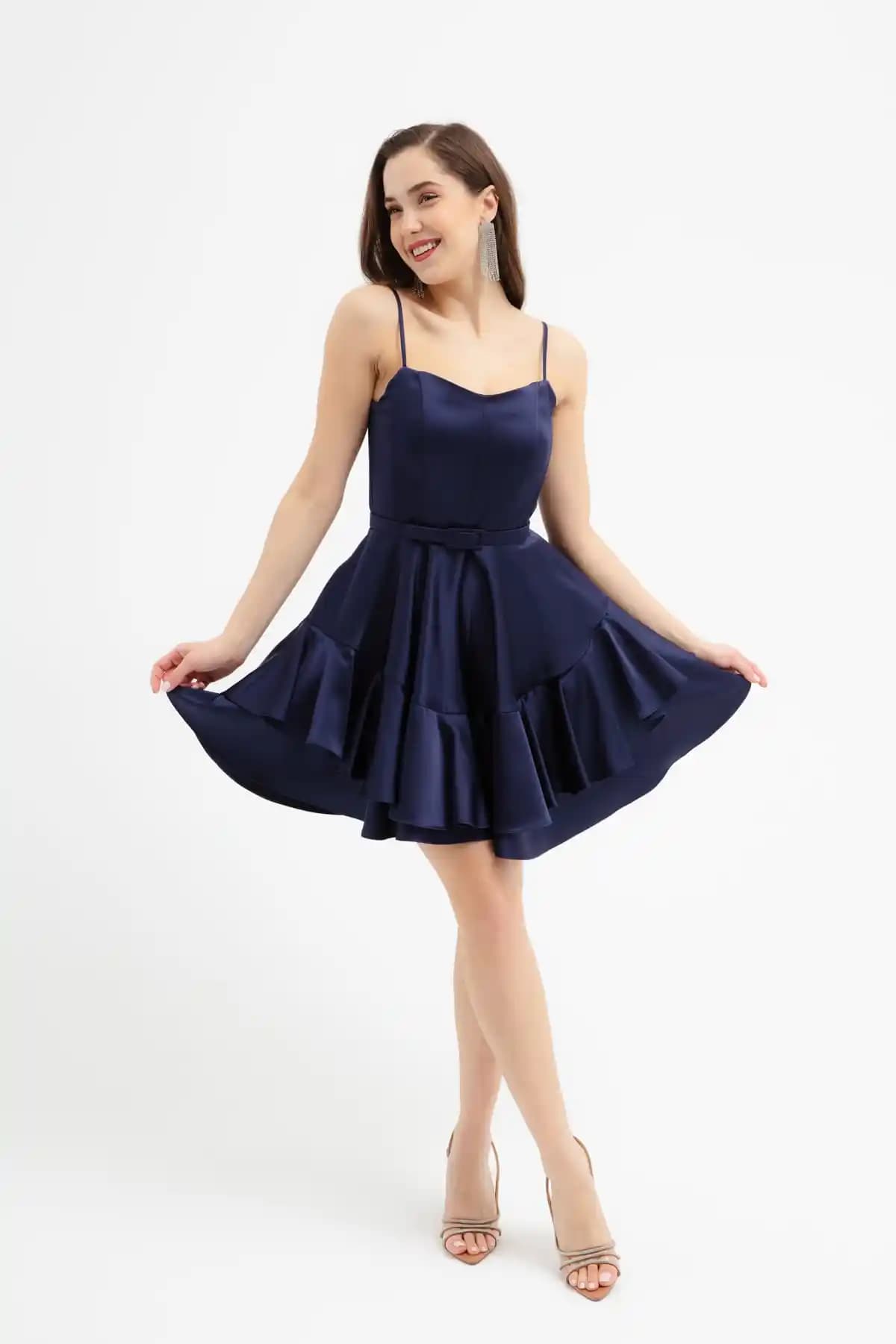 Mezuniyet Gecesi İçin Kısa Elbise Seçerken Dikkat Edilmesi Gerekenler ve Trendler