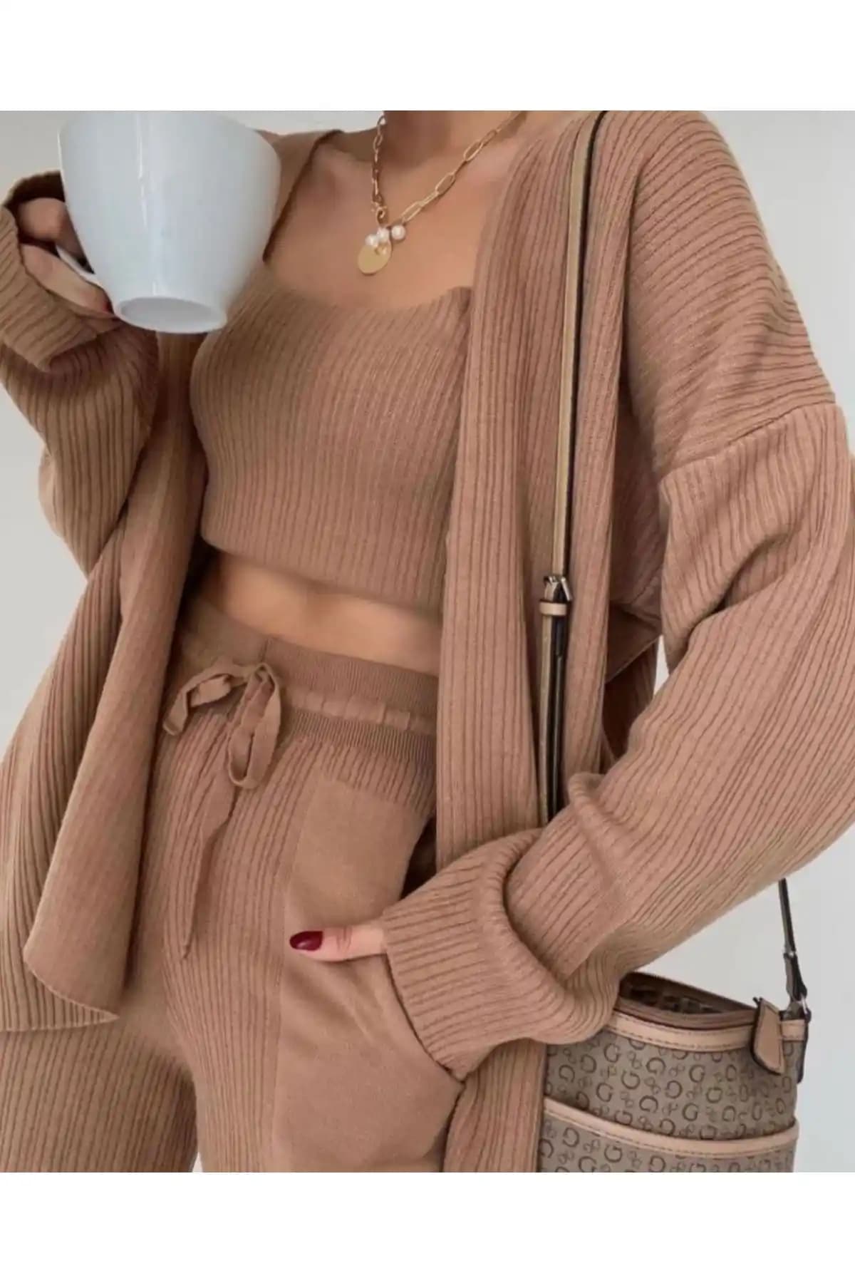 Moda Dünyasında 3'lü Triko Takımlar: Şıklık ve Konforu Bir Arada Sunan Trend Parça