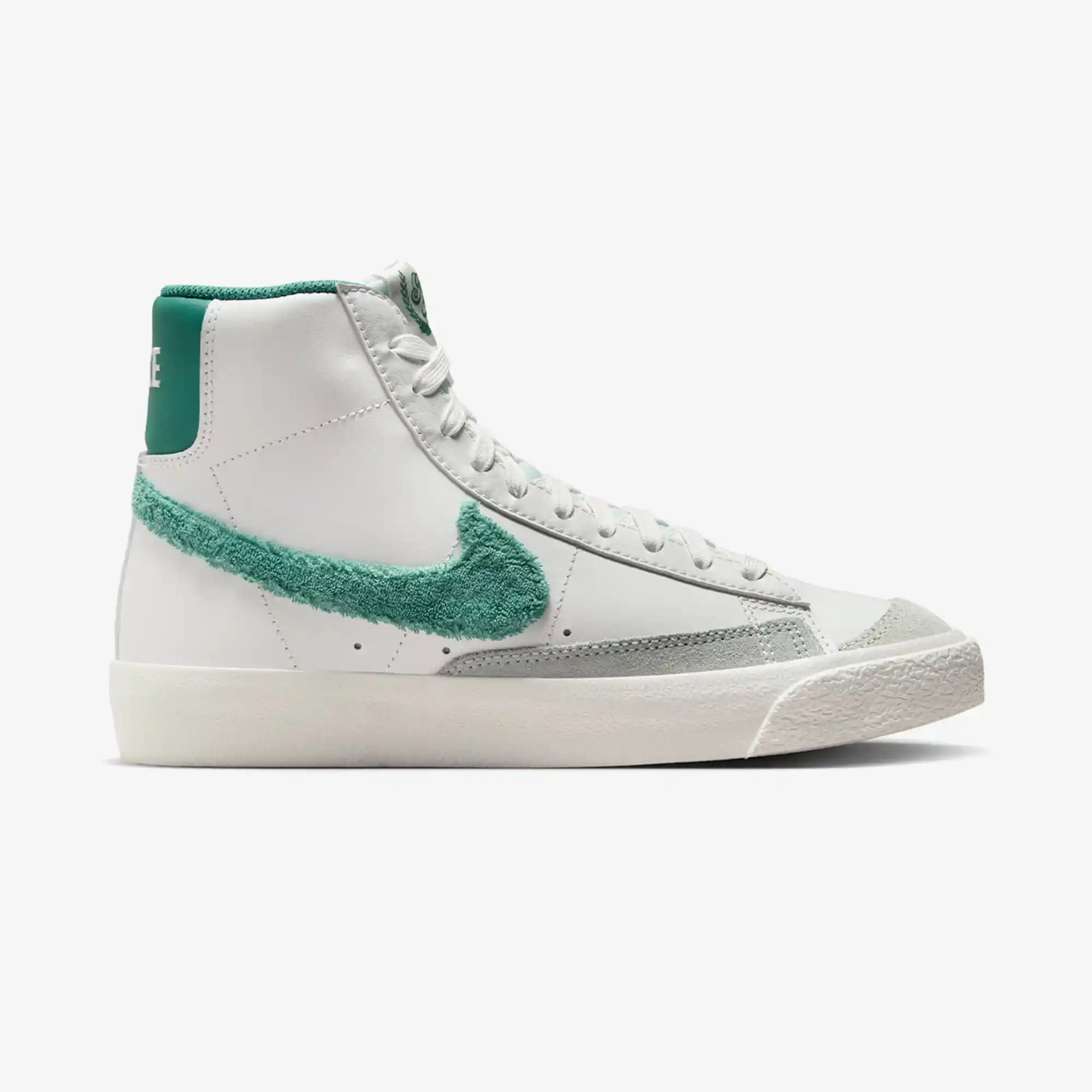 Moda Dünyasında Blazer ve Ayakkabı Uyumu: Güncel Trendler ve Stil Önerileri