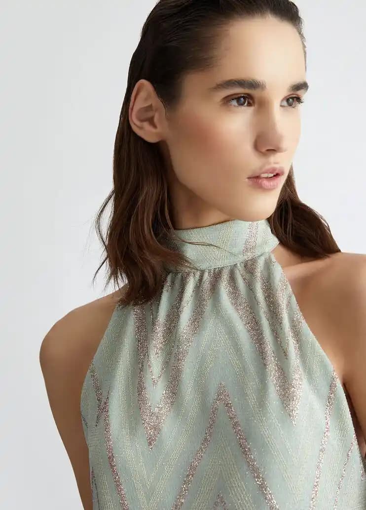Moda Dünyasında Chevron Top Detayları: Stil ve Trendlerin Güncel Kullanımı