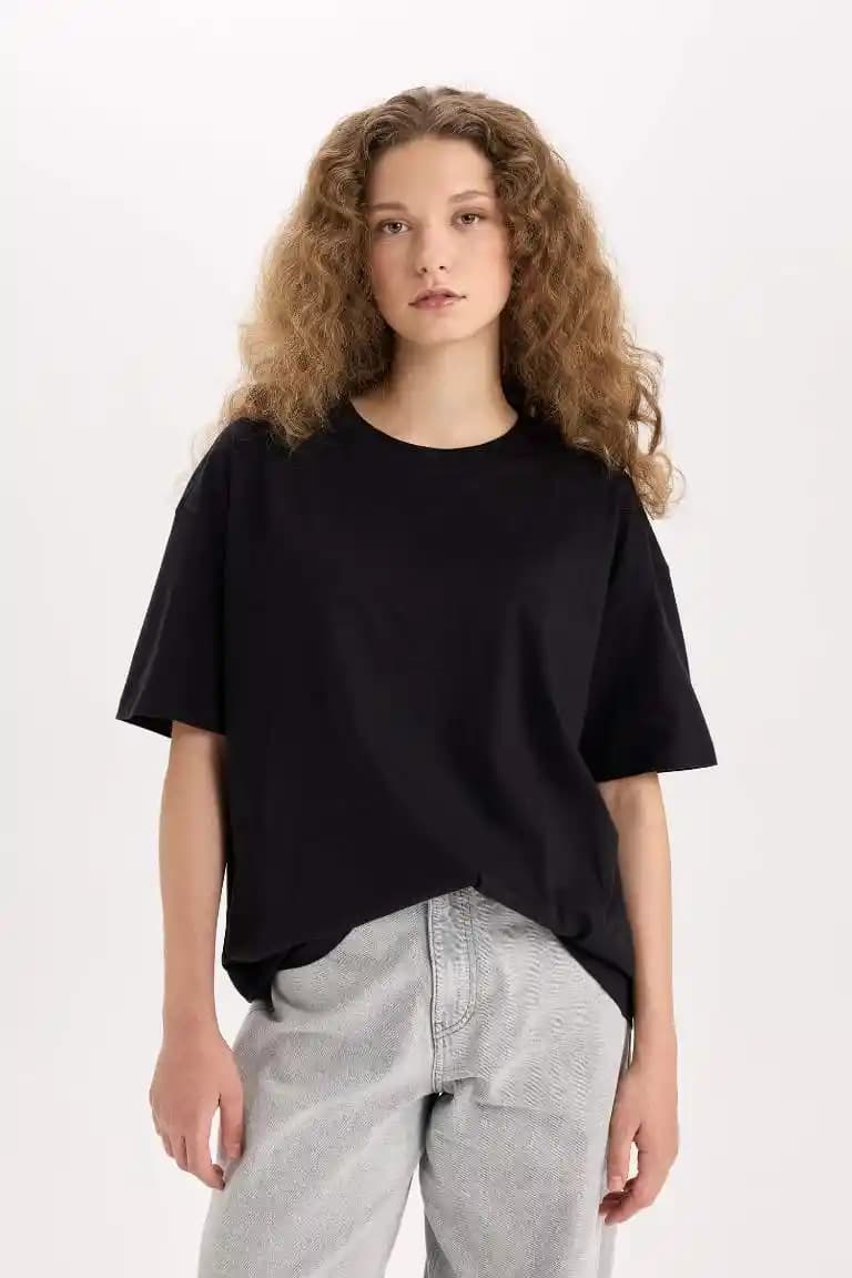 Moda Dünyasında Düz Oversize Tişörtlerin Yükselişi ve Stil İpuçları