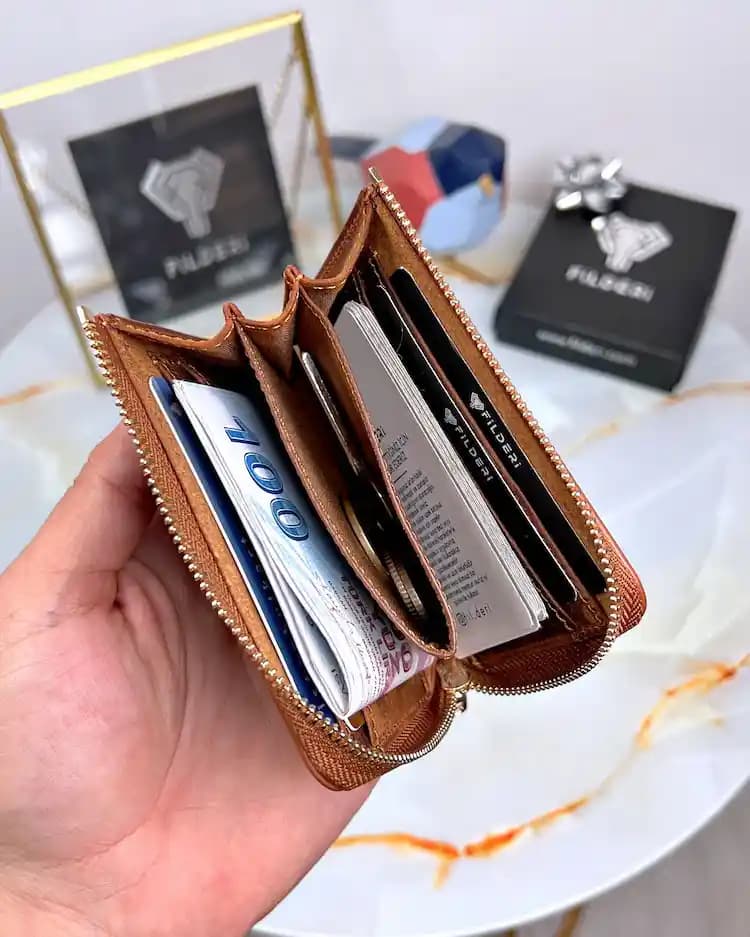 Moda Dünyasında Fermuarlı Küçük Cüzdanların Önemi ve Güncel Trendler