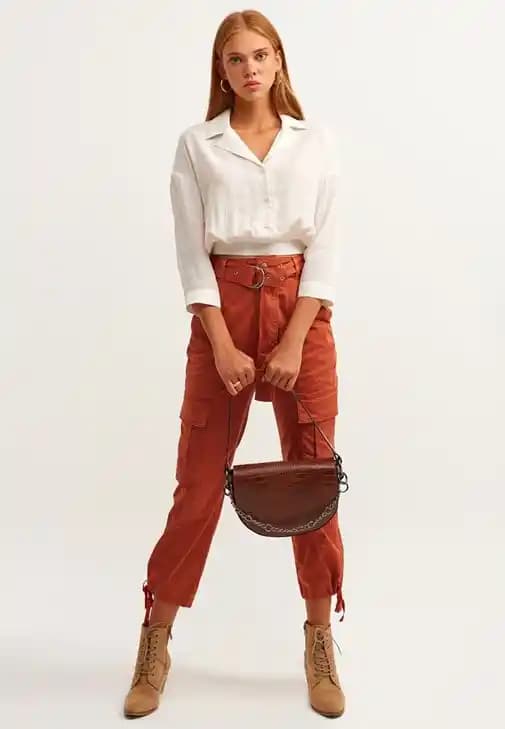 Moda Dünyasında Kargo Pantolon ve Gömlek Kombinasyonları: Şıklık ve Rahatlığın Anahtarı