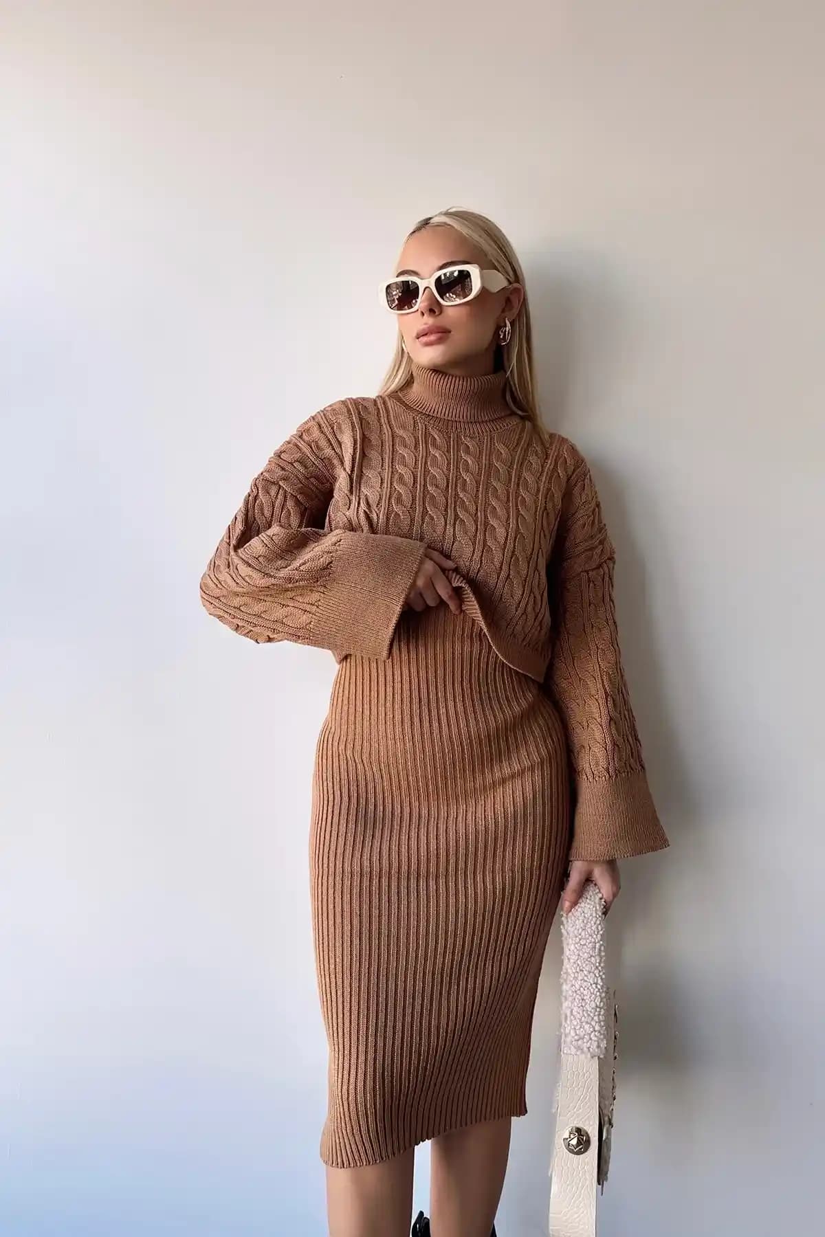 Moda Dünyasında Kazak ve Takım Elbise Kombinasyonları: Şıklık ve Rahatlık İçin Stil Rehberi