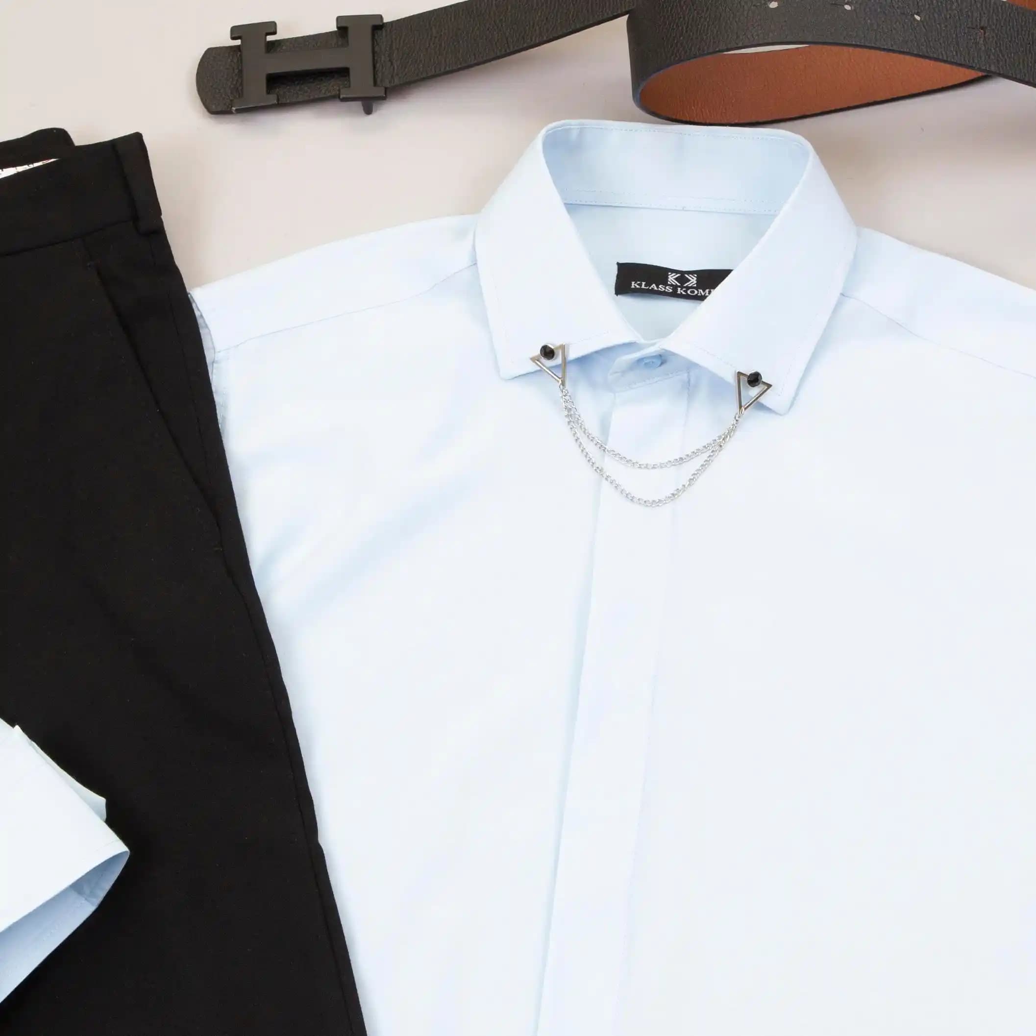 Moda Dünyasında Klasik ve Zamansız Mavi Gömlek ve Siyah Pantolon Kombinasyonu