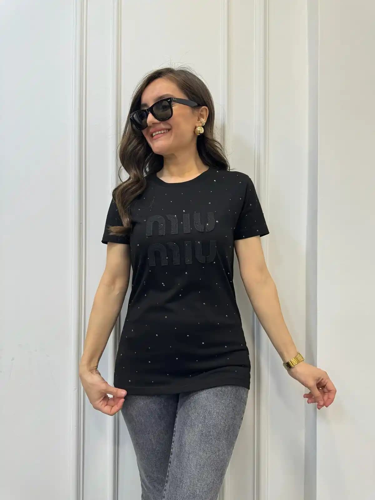 Moda Dünyasında Marka Baskılı Tişörtlerin Yeri ve Önemi Analizi