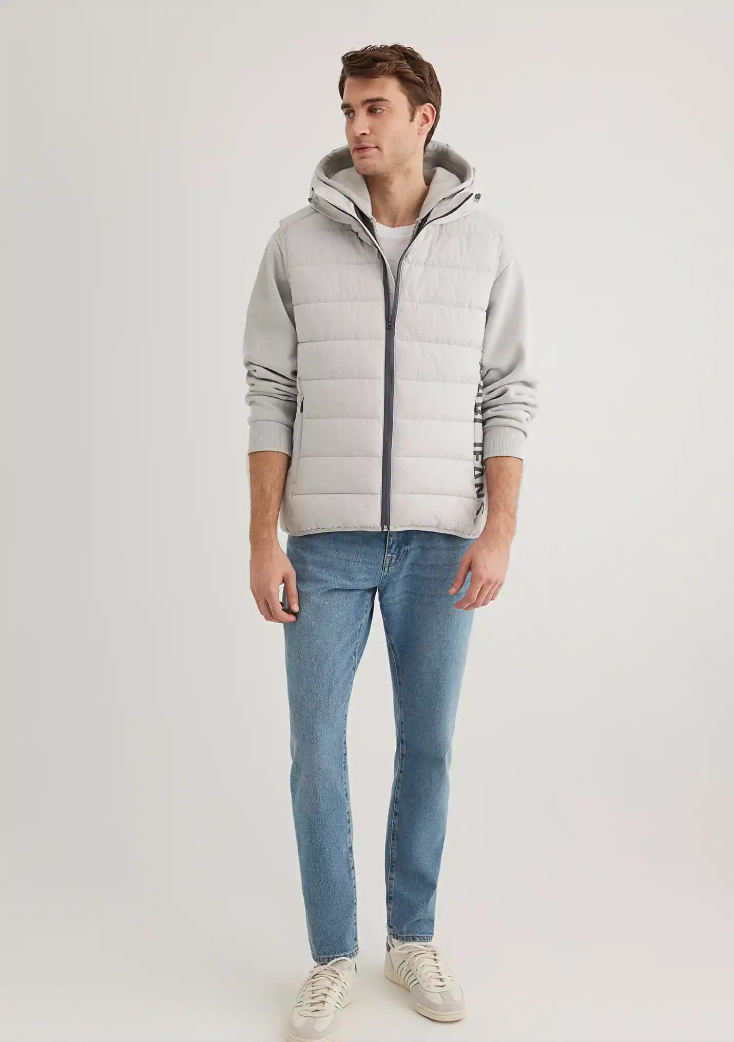 Moda Dünyasında Mavi Jeans ve Şişme Yelek Trendleri 2024 Güncel Kombin İpuçları