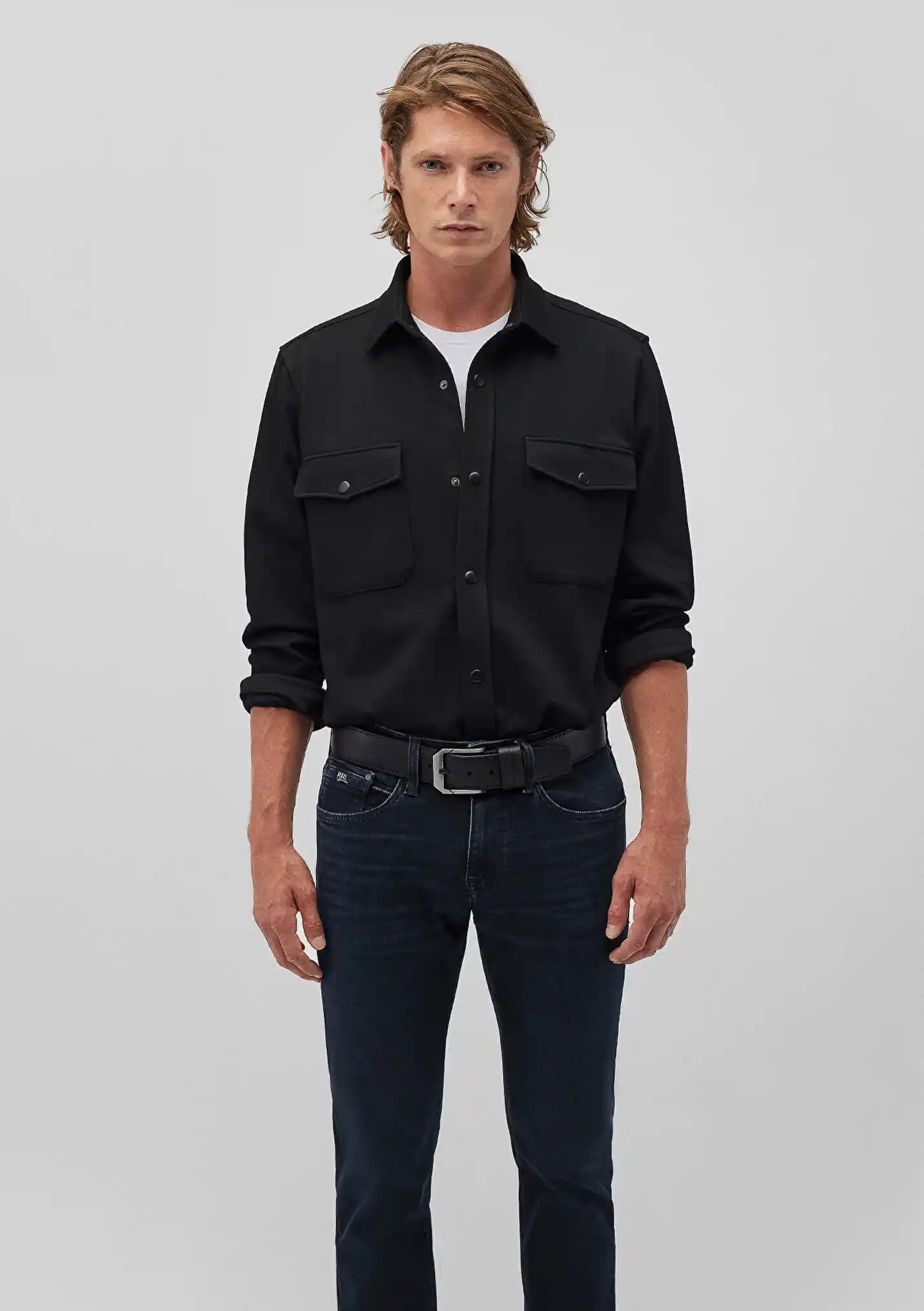 Moda Dünyasında Mavi Kot ve Siyah Gömlek Kombinasyonlarının Güncel Trendleri ve Stil İpuçları