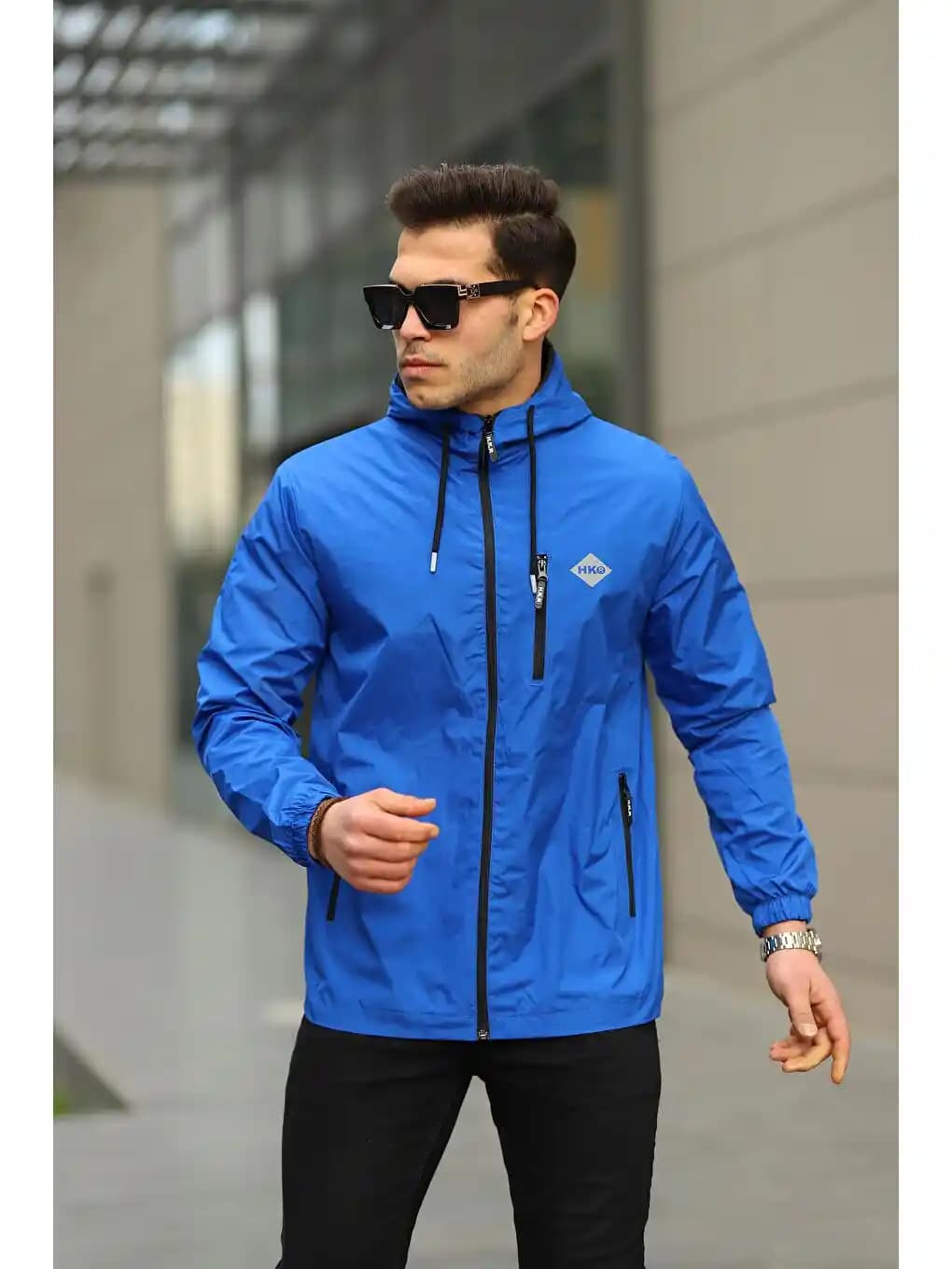 Moda Dünyasında Mavi ve Sarı Yağmurluklar: Renklerin Gücü ve Stil Uyumu