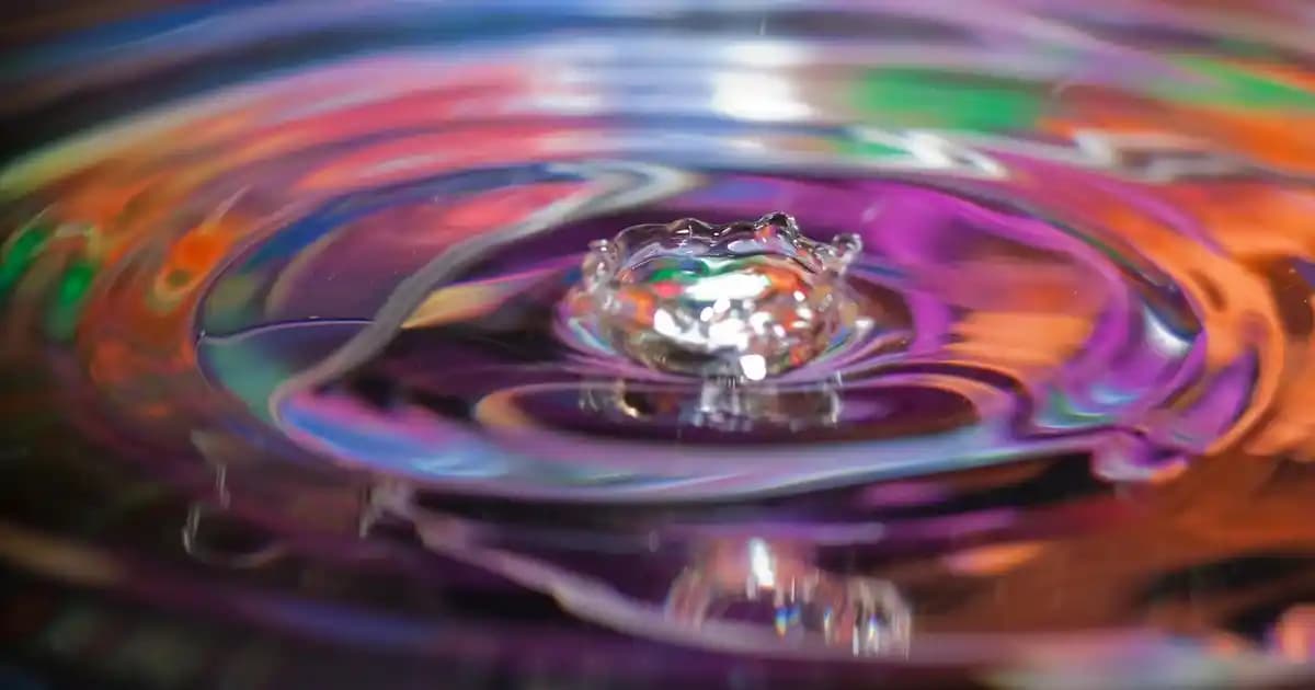 Moda Dünyasında Mavi ve Siyah Çizgili Gömleklerin Stil ve Kombinasyon İpuçları